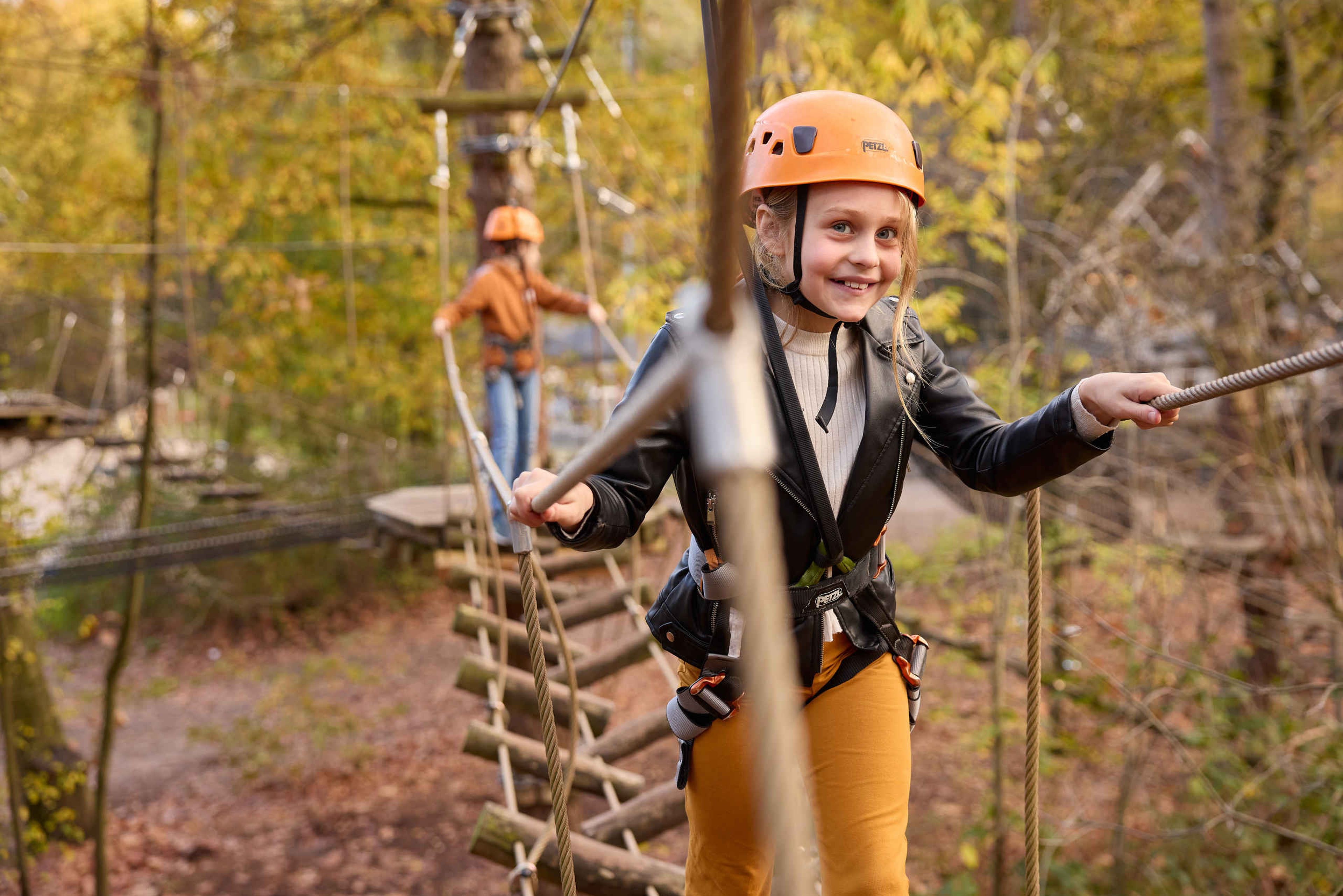 Meisje klimt op trap bij klimrijk brabant