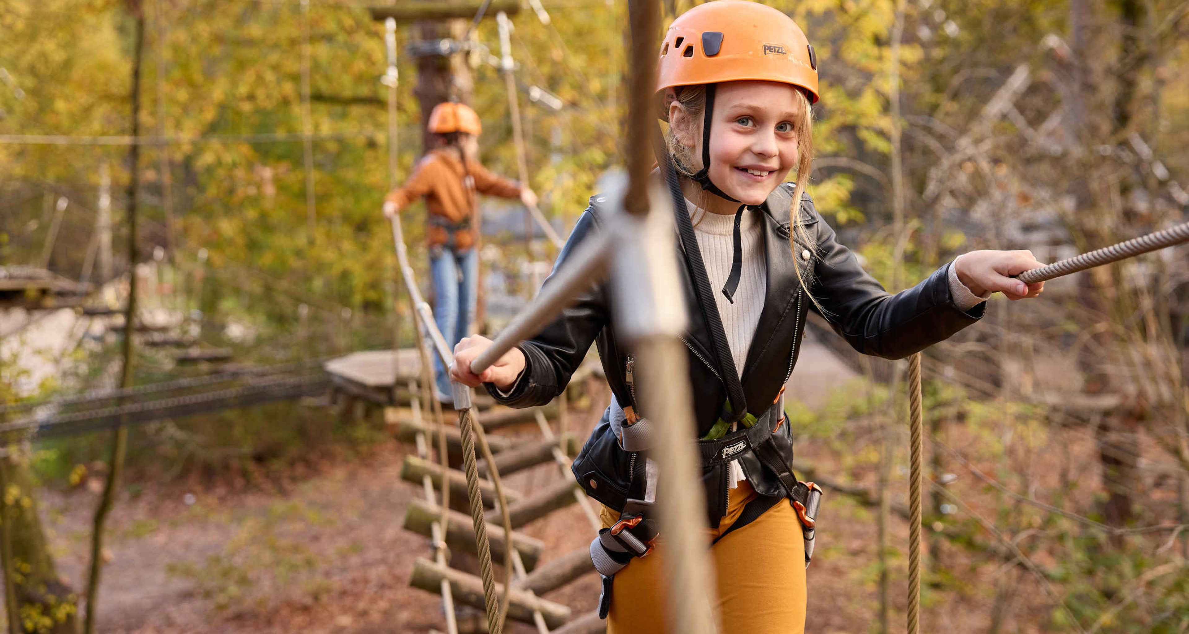 Meisje klimt op trap bij klimrijk brabant