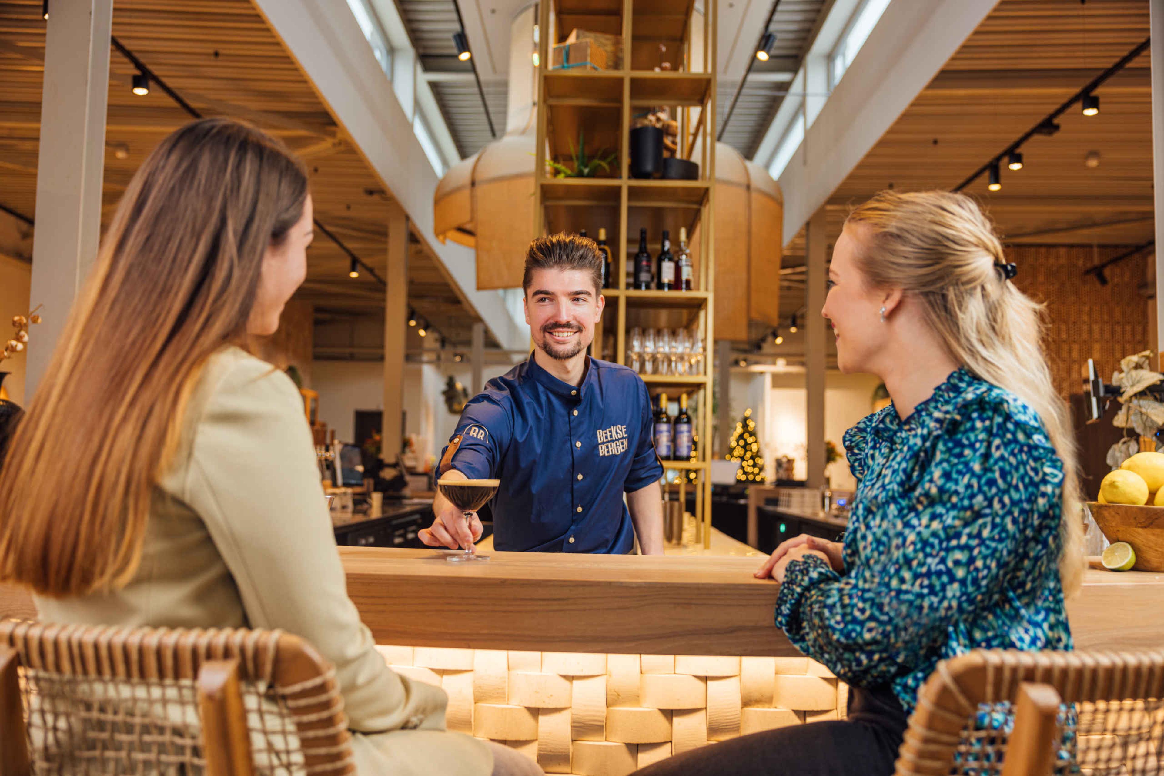 Dames aan het borrelen bij de bar in Safrai Hotel Beekse Bergen