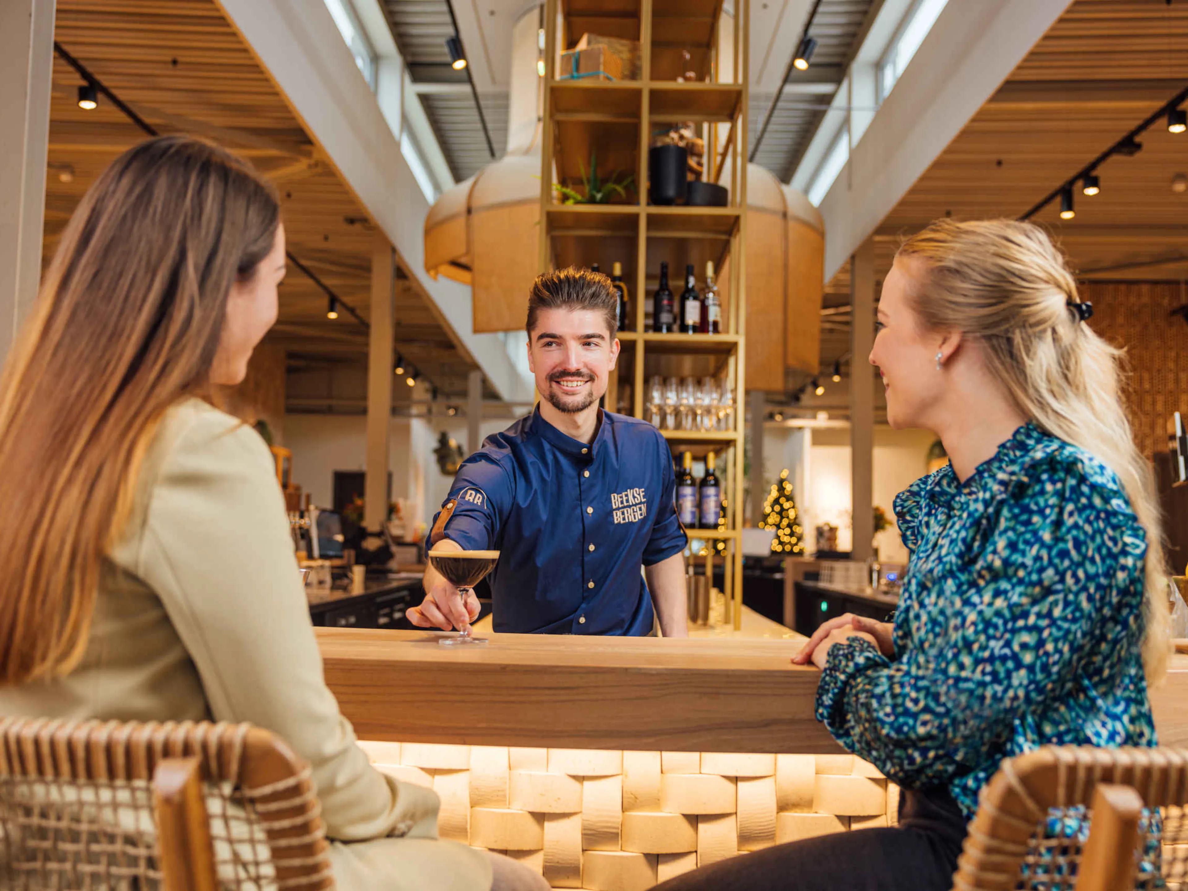 Dames aan het borrelen bij de bar in Safrai Hotel Beekse Bergen
