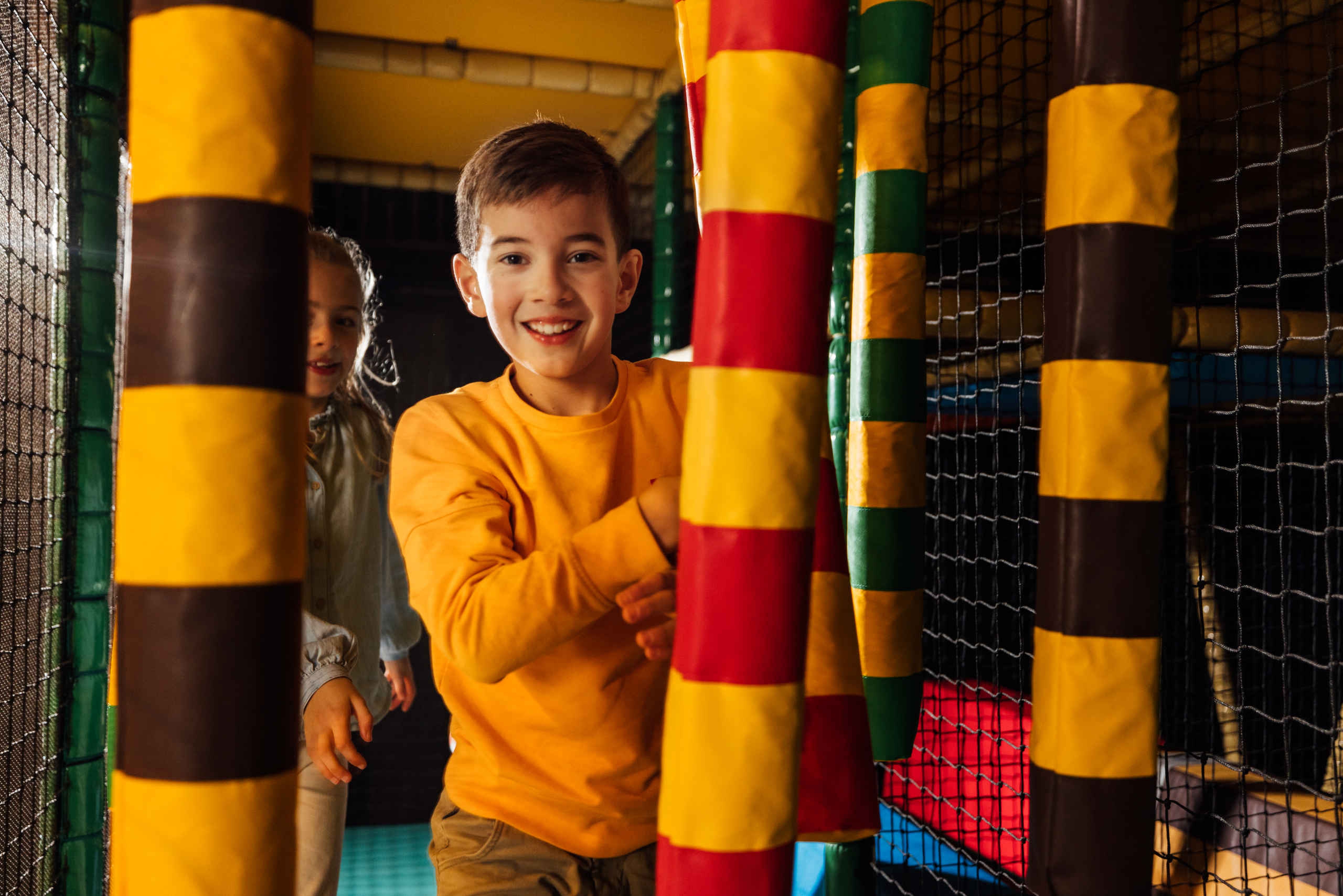 Jongen in het speelparcours van Speelland Indoor Beekse Bergen