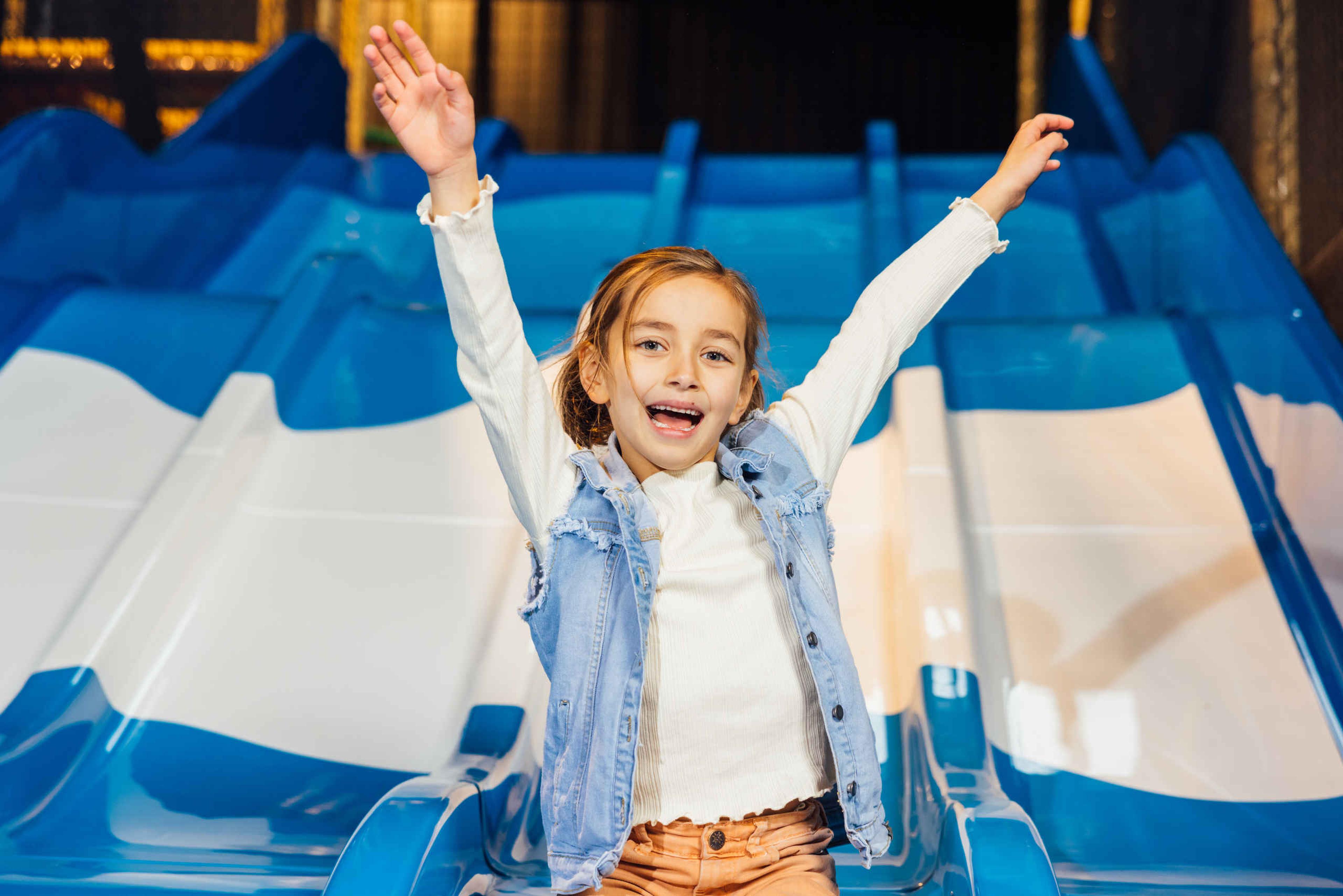 Kind op de glijbaan van Speelland Indoor Beekse Bergen