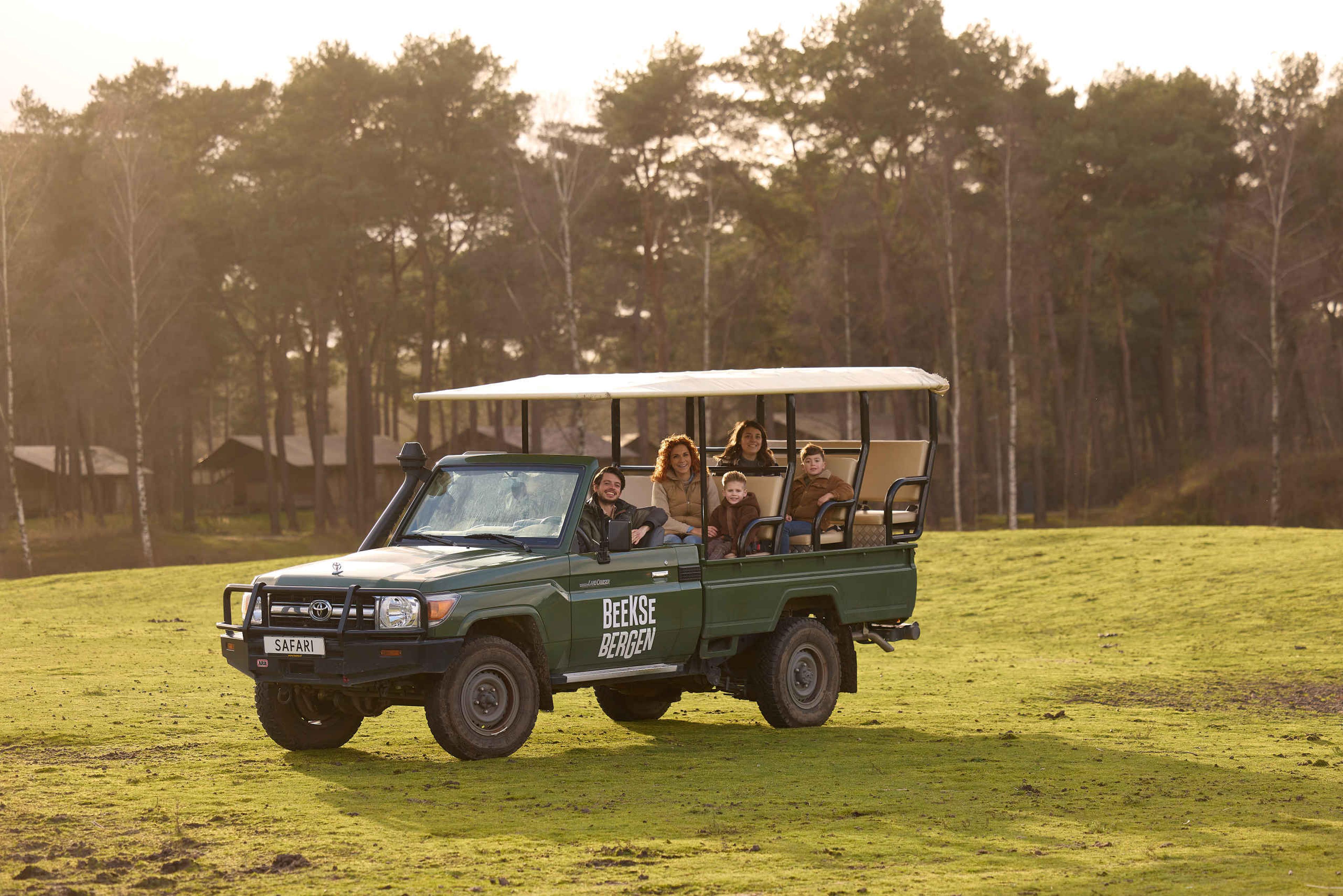Kinderen en moeders tijdens Gamedrive met ranger Safaripark Beekse Bergen