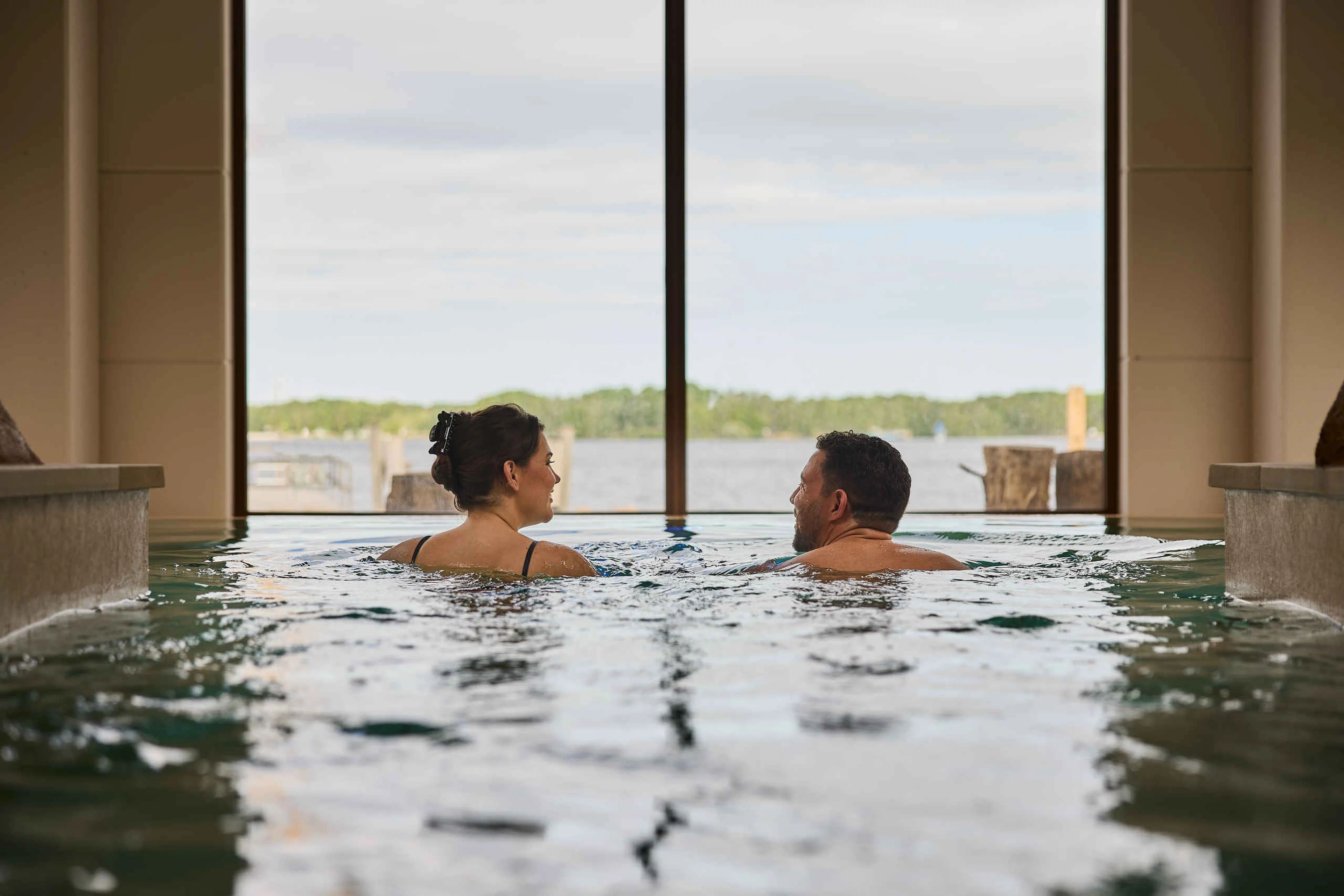 Man en vrouw in het zwembad bij Lake Resort Beekse Bergen