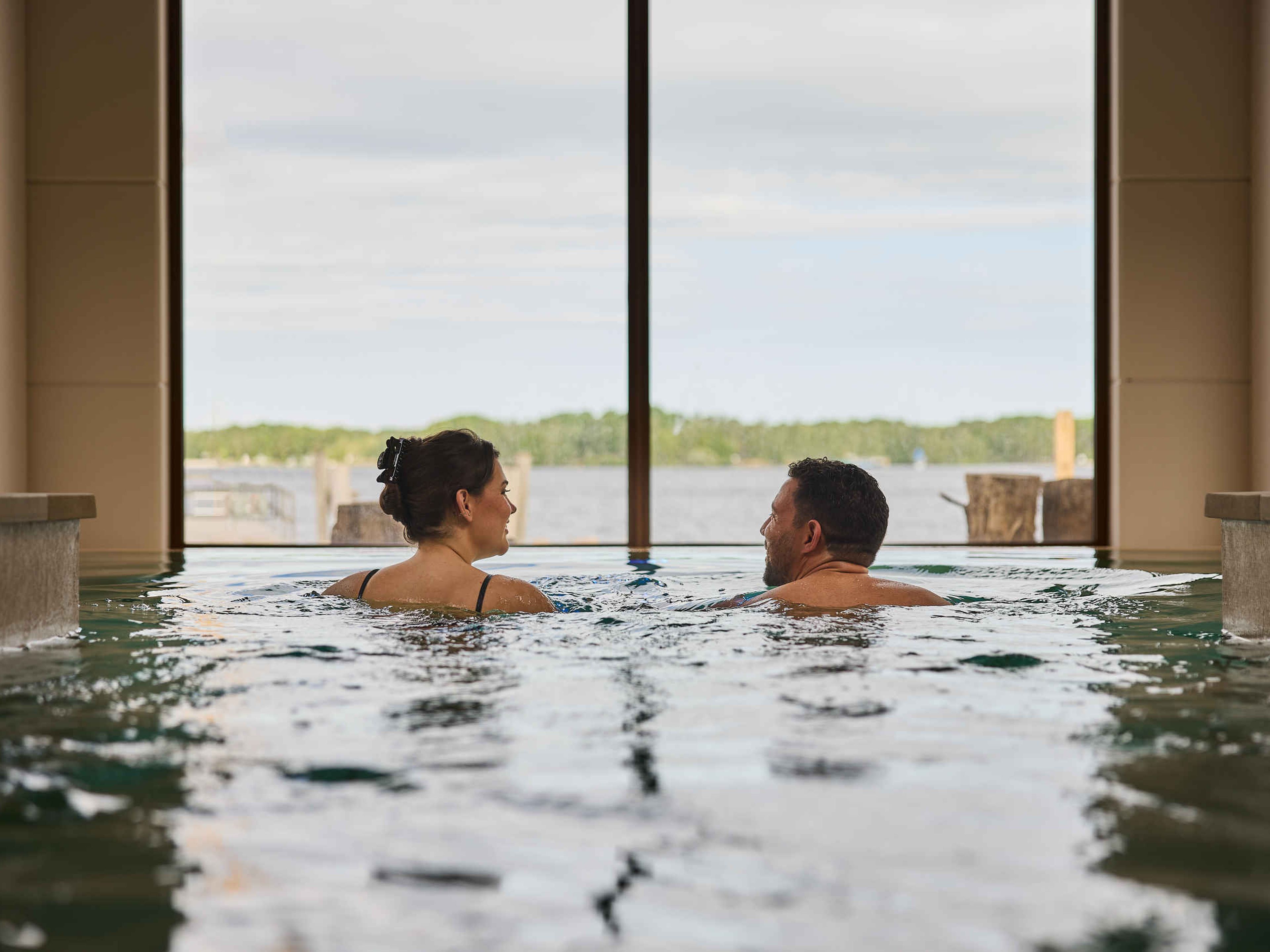 Man en vrouw in het zwembad bij Lake Resort Beekse Bergen