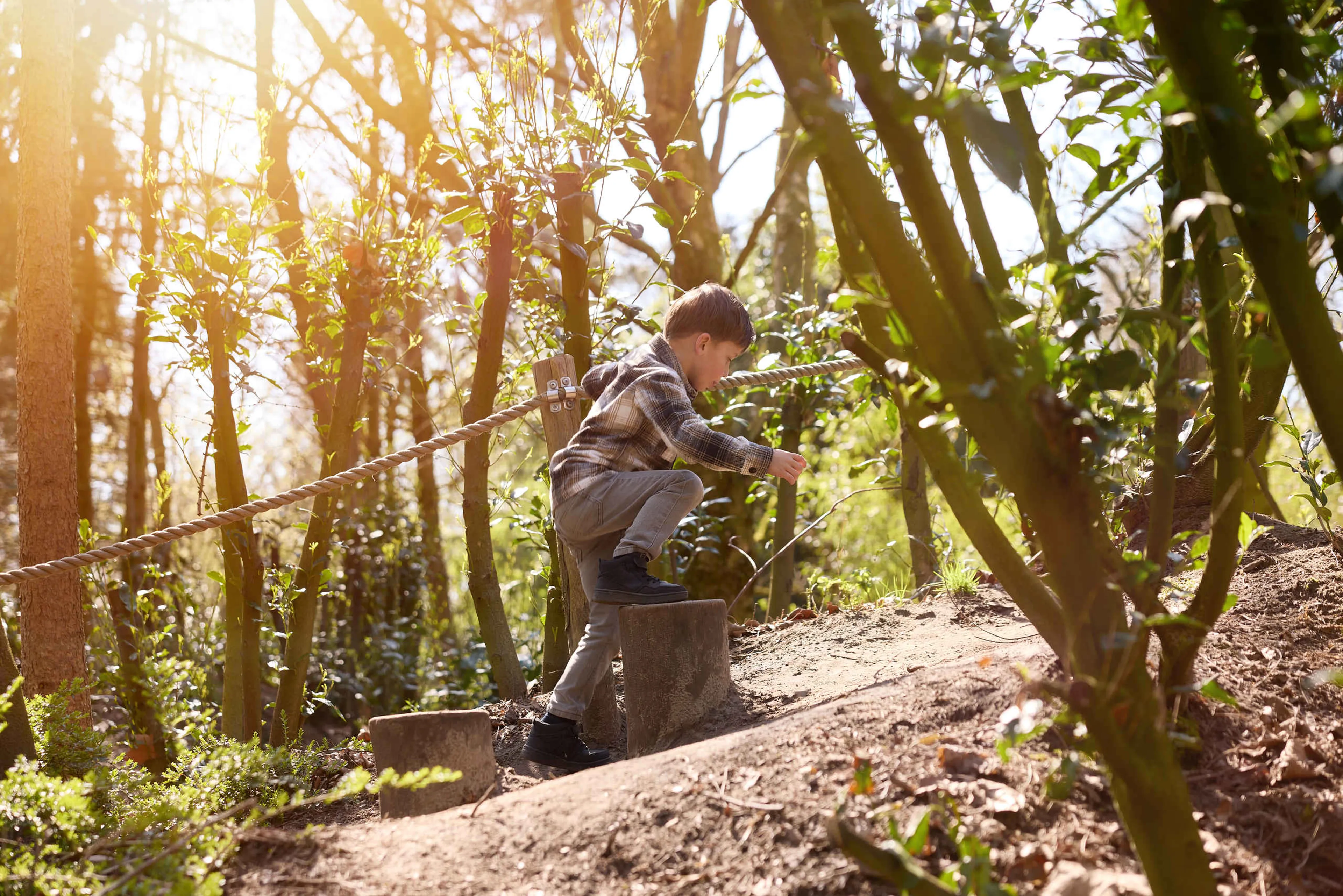 Avonturenroute jongen klimmen avonturenpaadje ZooParc Overloon