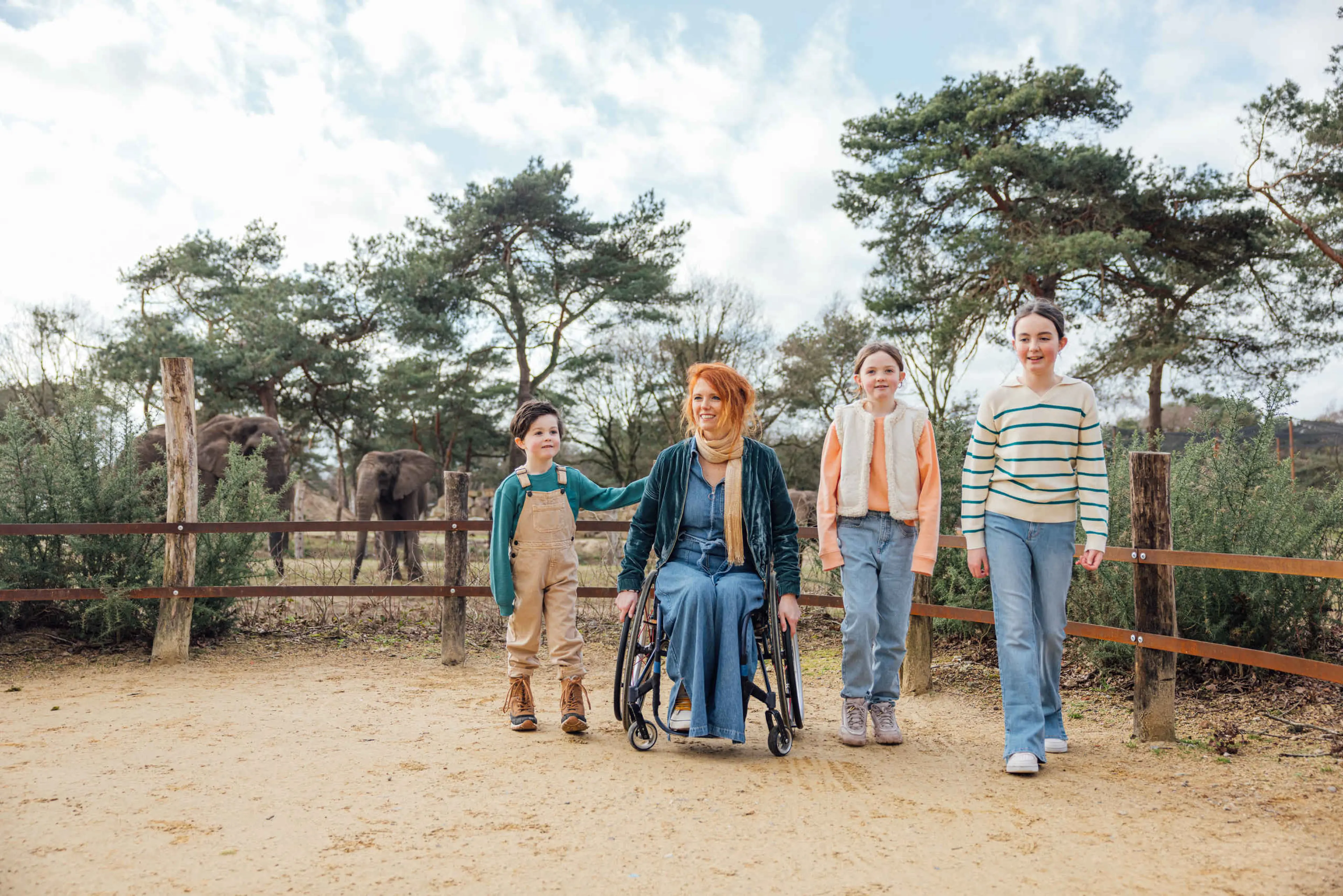 Kinderen en moeder met rolstoel in Safaripark Beekse Bergen