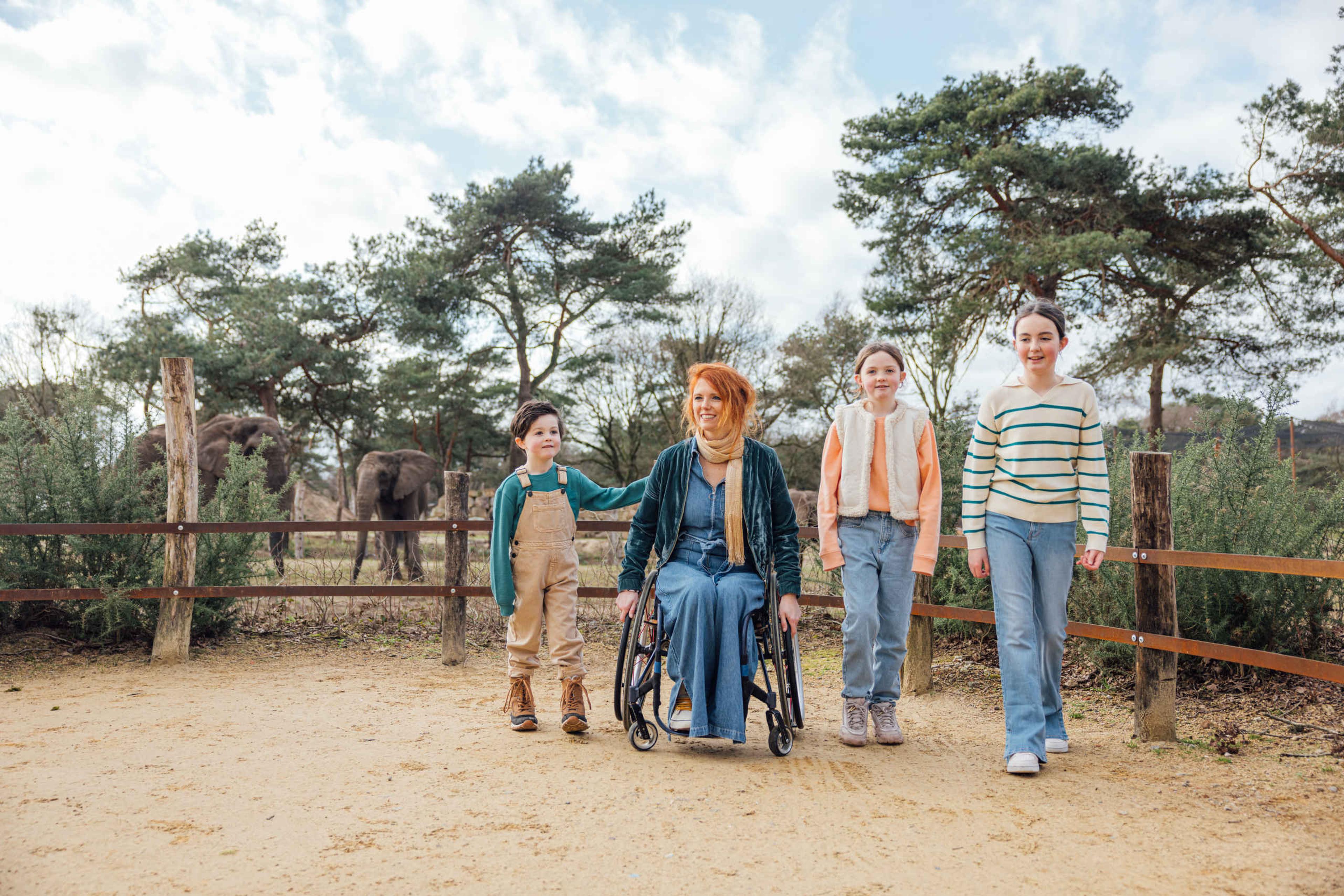 Kinderen en moeder met rolstoel in Safaripark Beekse Bergen