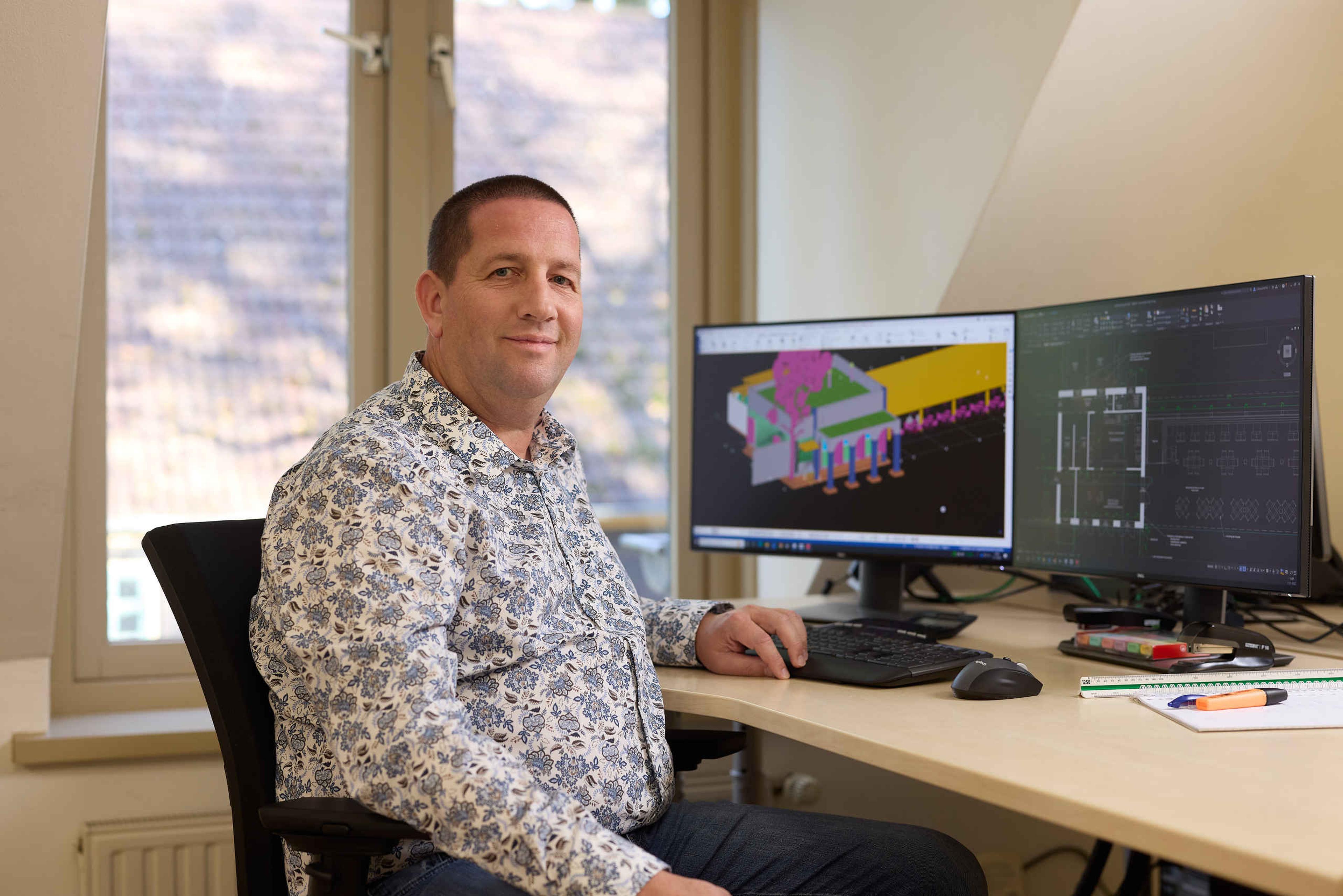 Medewerker bouw & onderhoud op het hoofdkantoor van Libéma