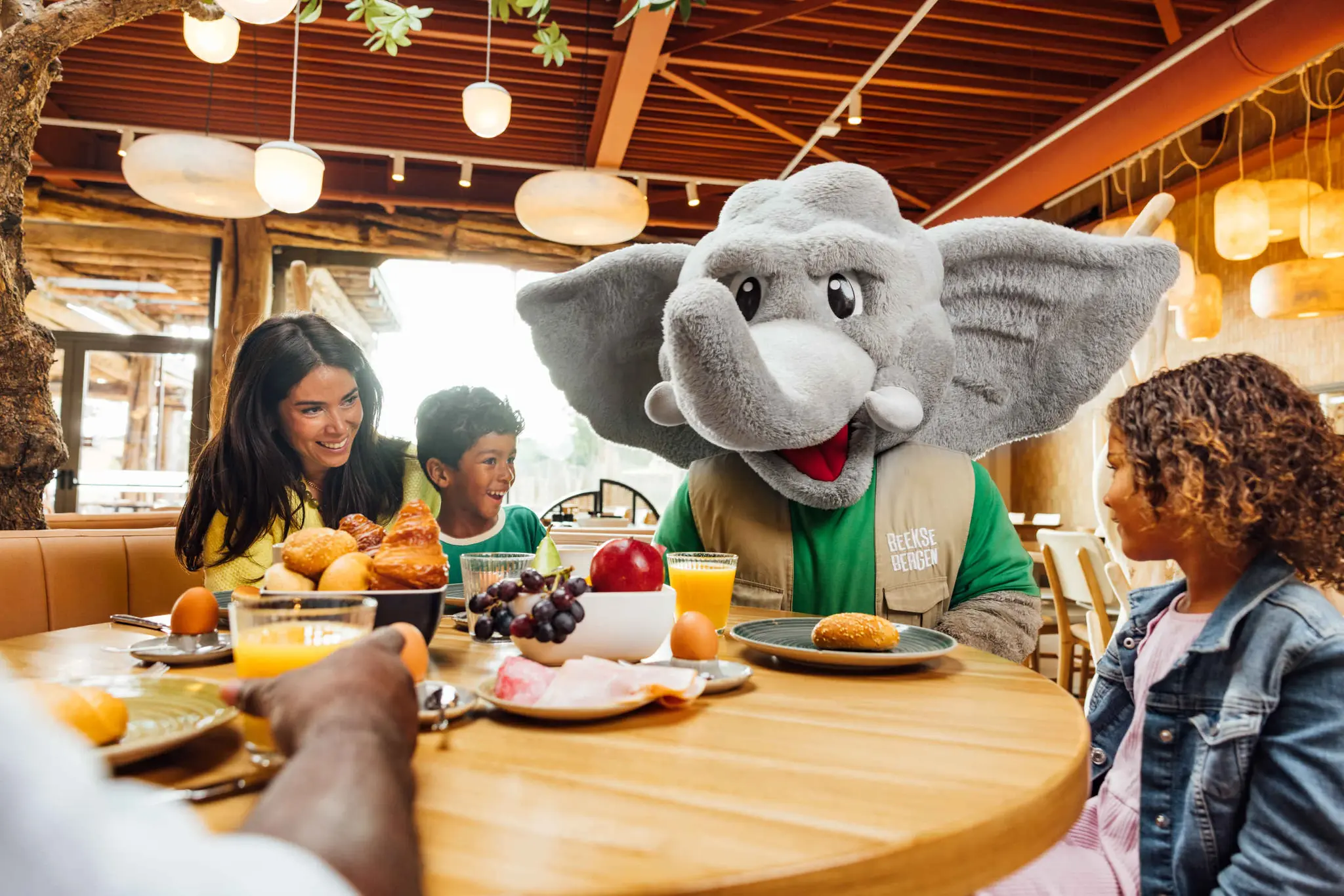 Ontbijten met Djambo en gezin in Restaurant Amma in Safari Hotel Beekse Bergen