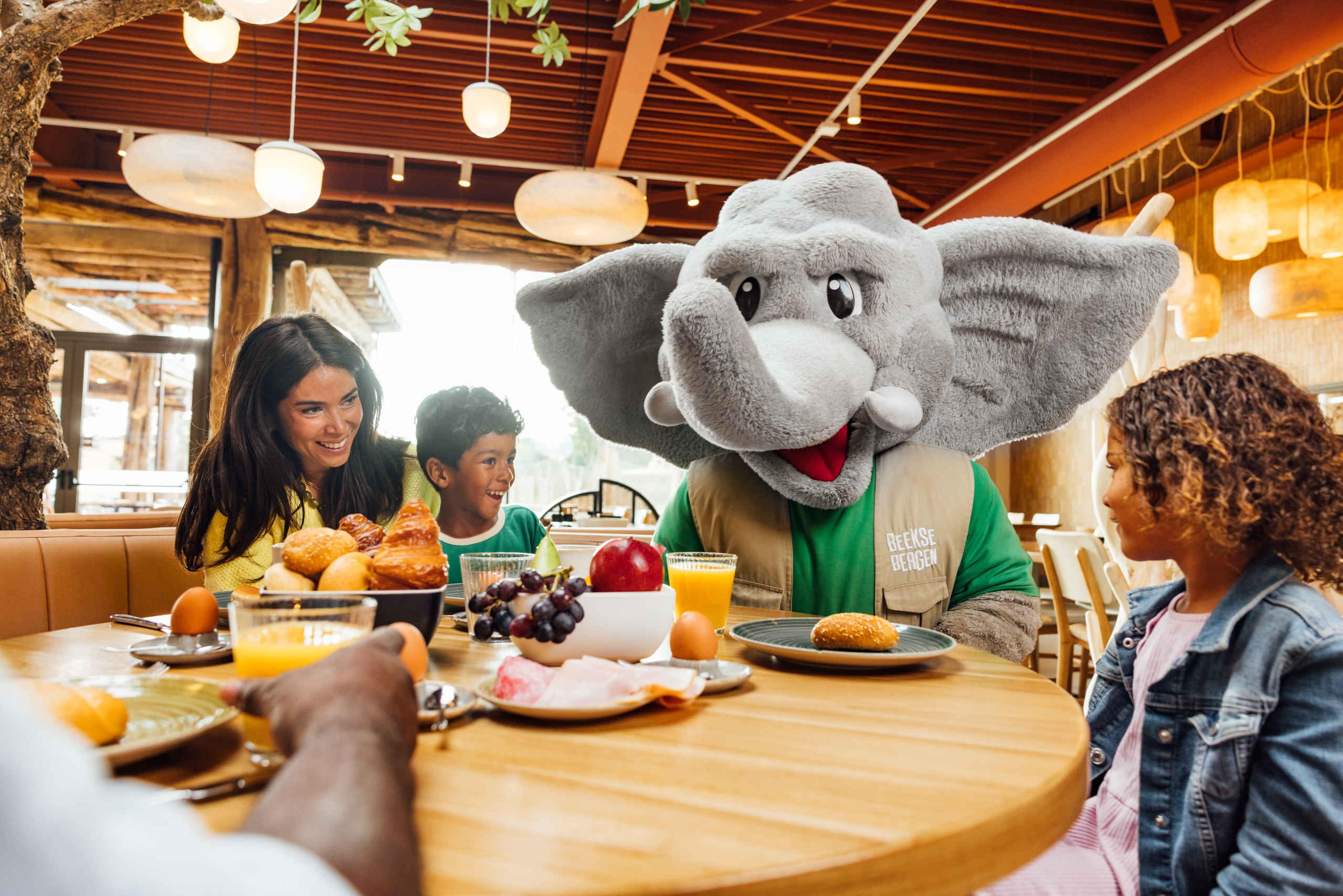 Ontbijten met Djambo en gezin in Restaurant Amma in Safari Hotel Beekse Bergen