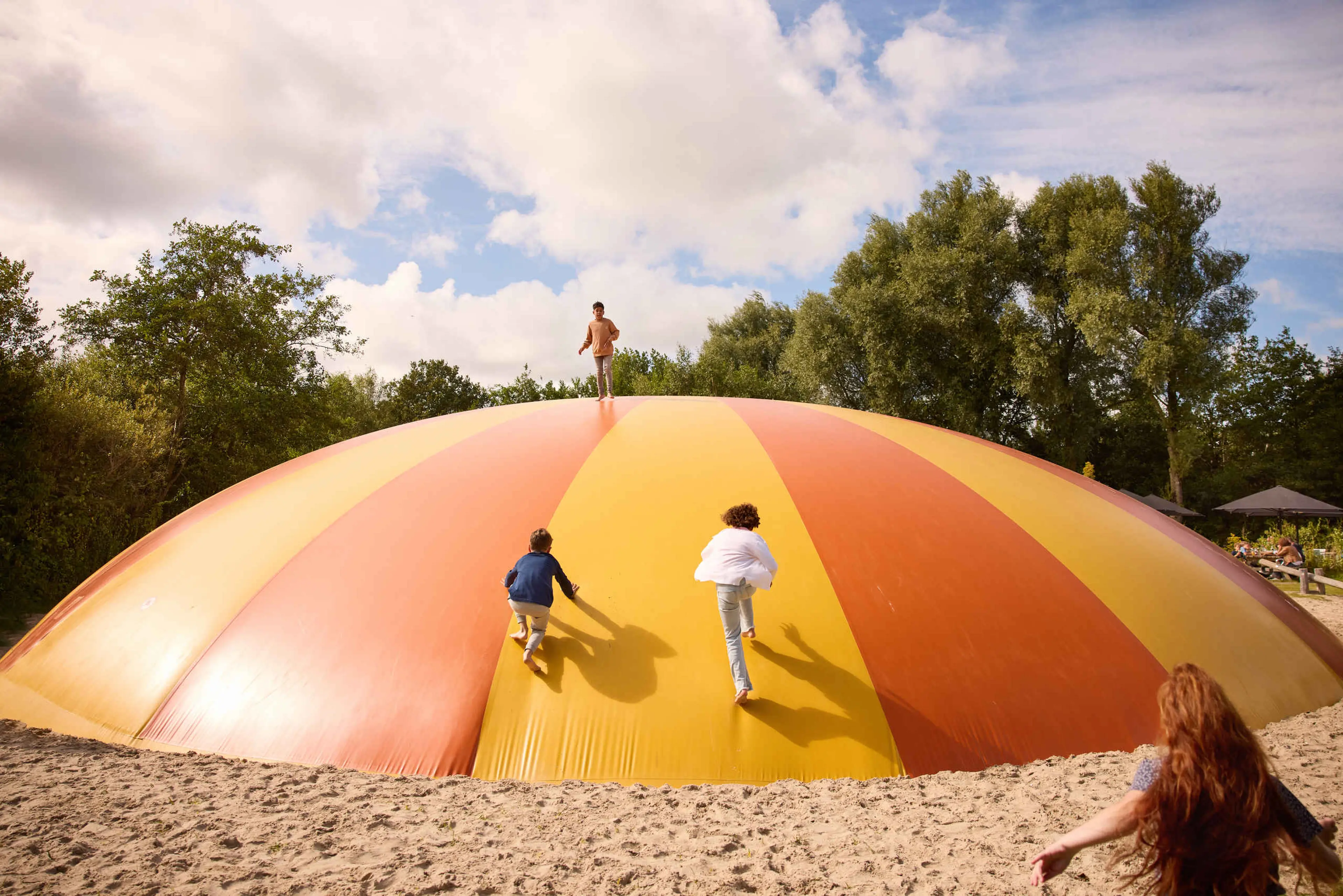 Kinderen op het springkussen in de speeltuin van AquaZoo Leeuwarden