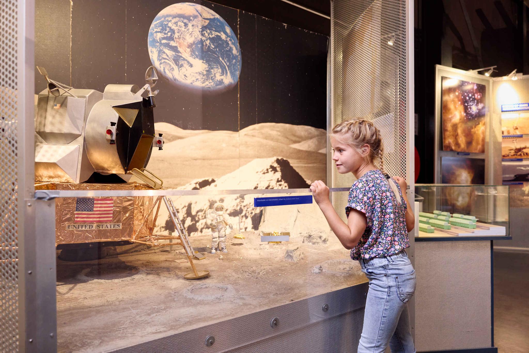 Een meisje in de ruimtevaart expositie van Luchtvaartmuseum Aviodrome