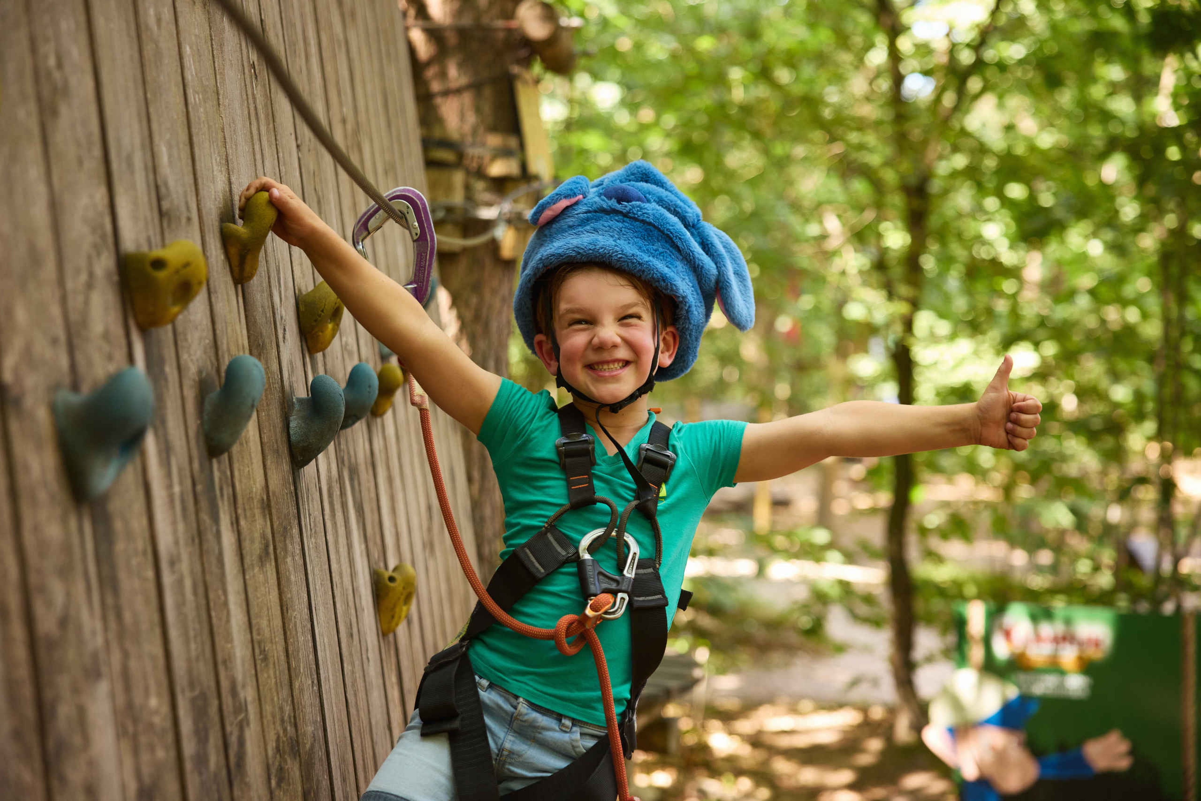 Een jongetje op het pico parcours met een speciale verjaardagsmuts bij Klimrijk Brabant