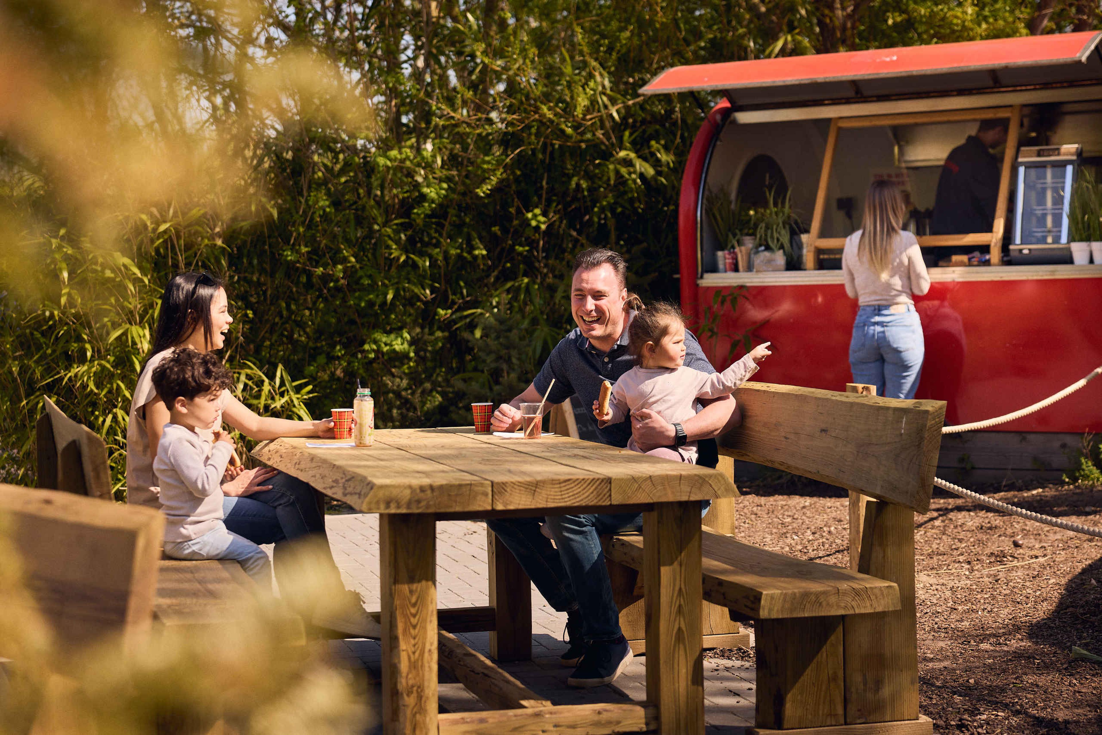 Gezin aan het eten en drinken in dierentuin Eindhoven Zoo in Brabant