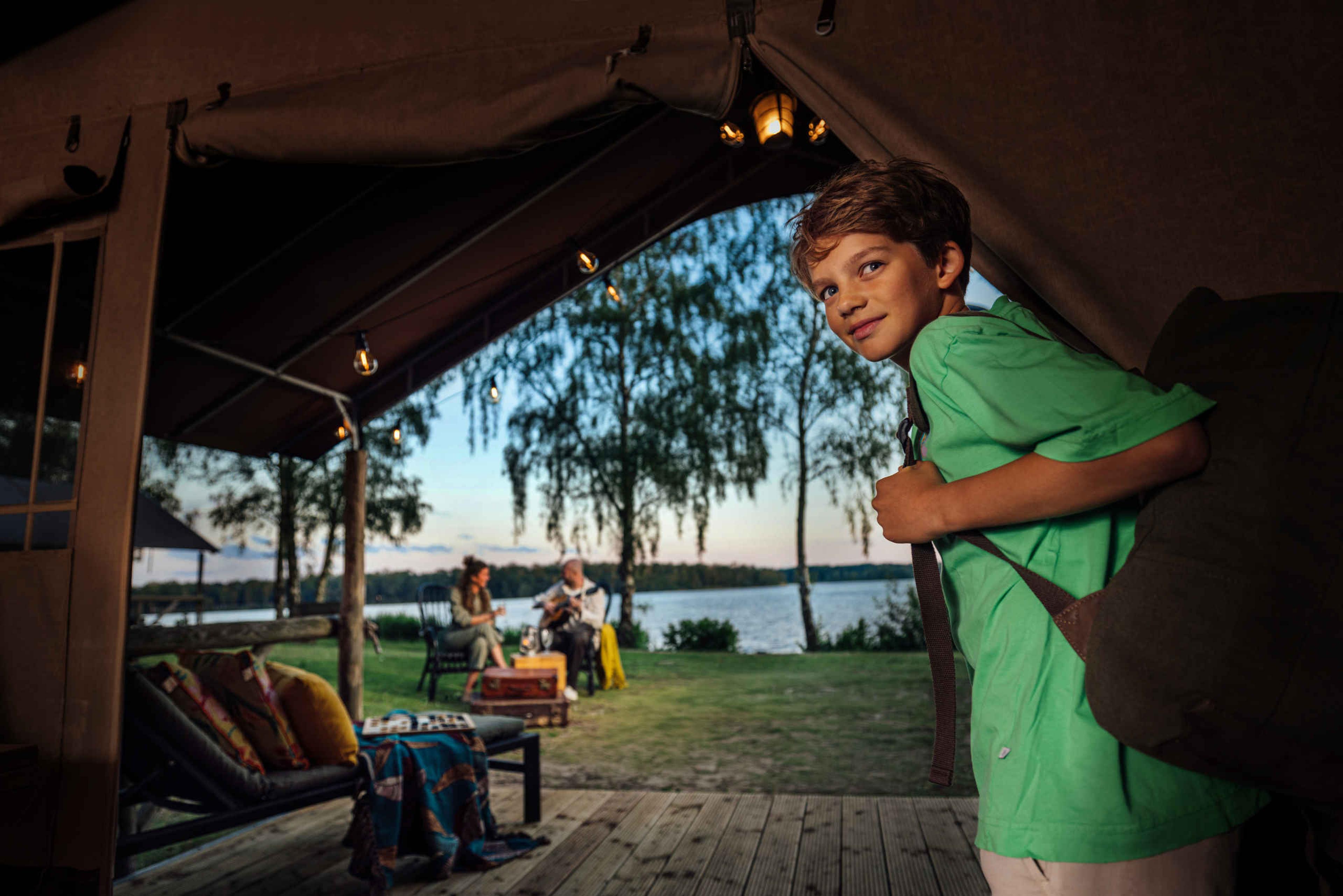 Jongen in safaritent op Lake Resort Beekse Bergen