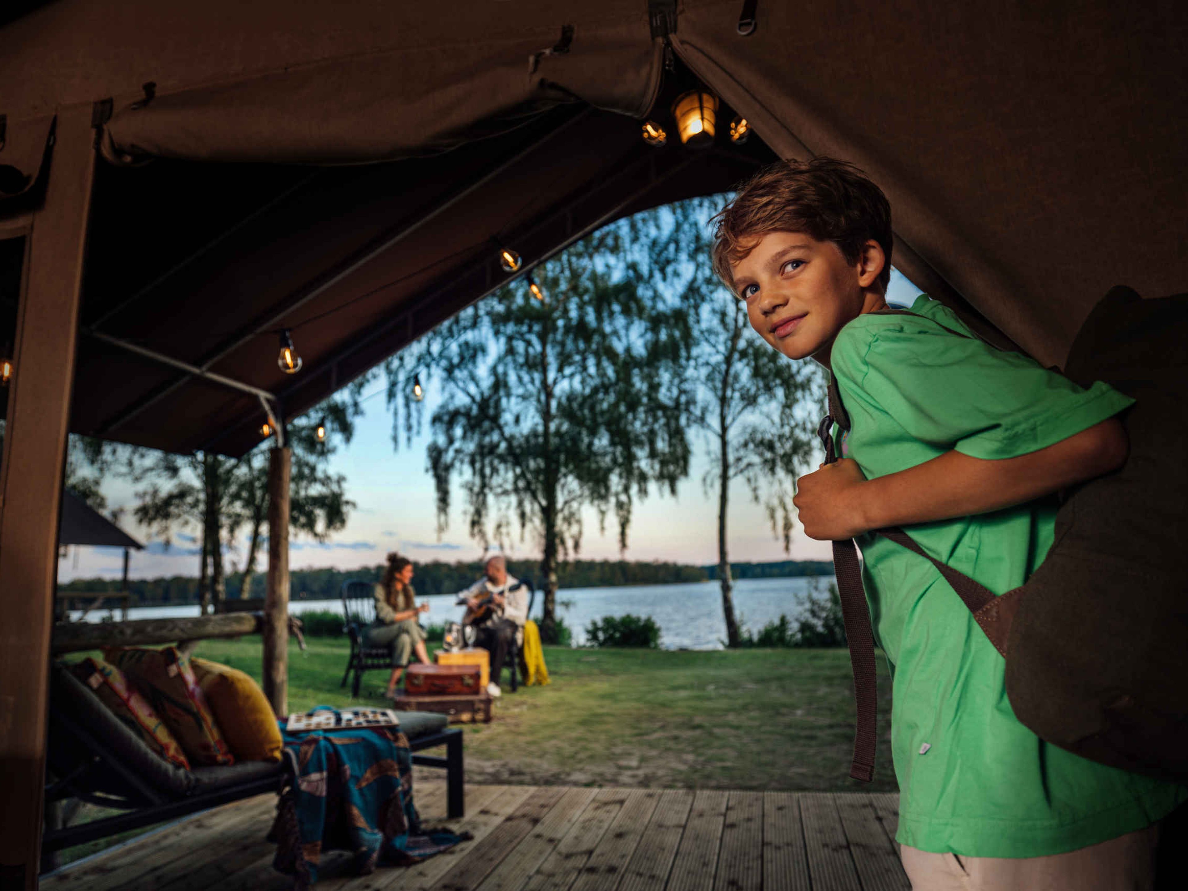 Jongen in safaritent op Lake Resort Beekse Bergen