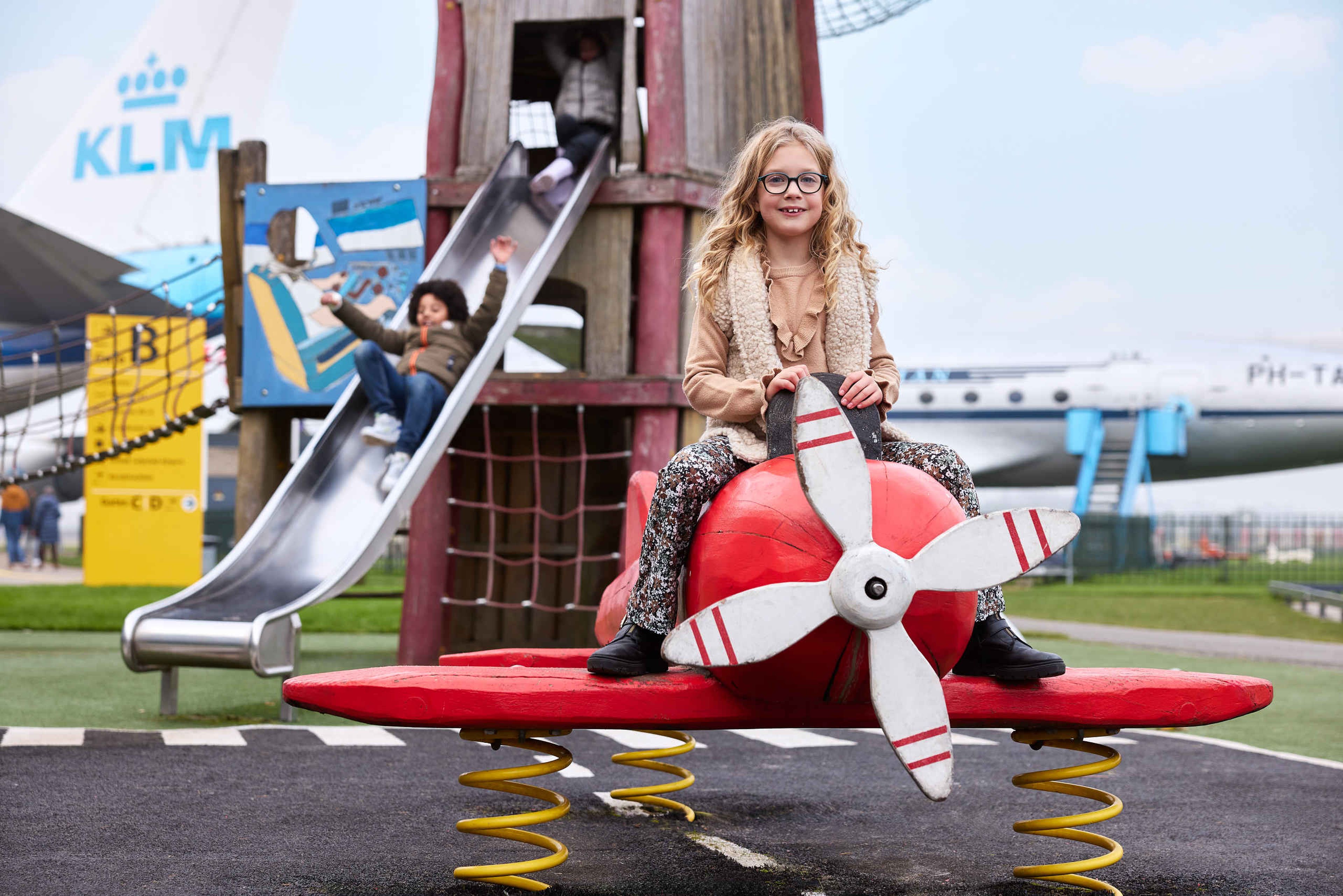 Winterbeelden kinderen spelen in speeltuin met vliegtuigje Luchtvaartmuseum Aviodrome