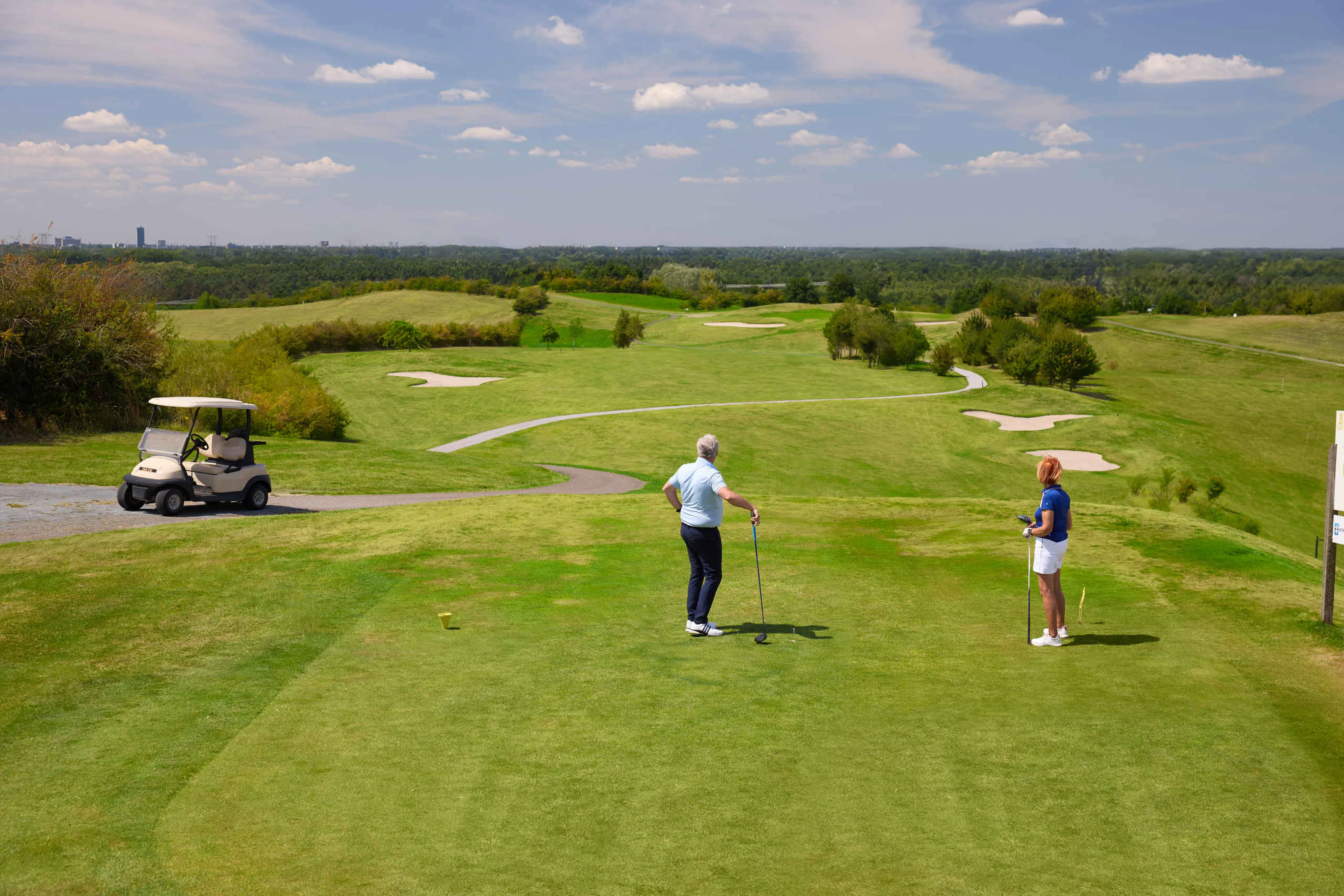 Een man en vrouw staan op de teebox van hole 3 van Golf De Gulbergen