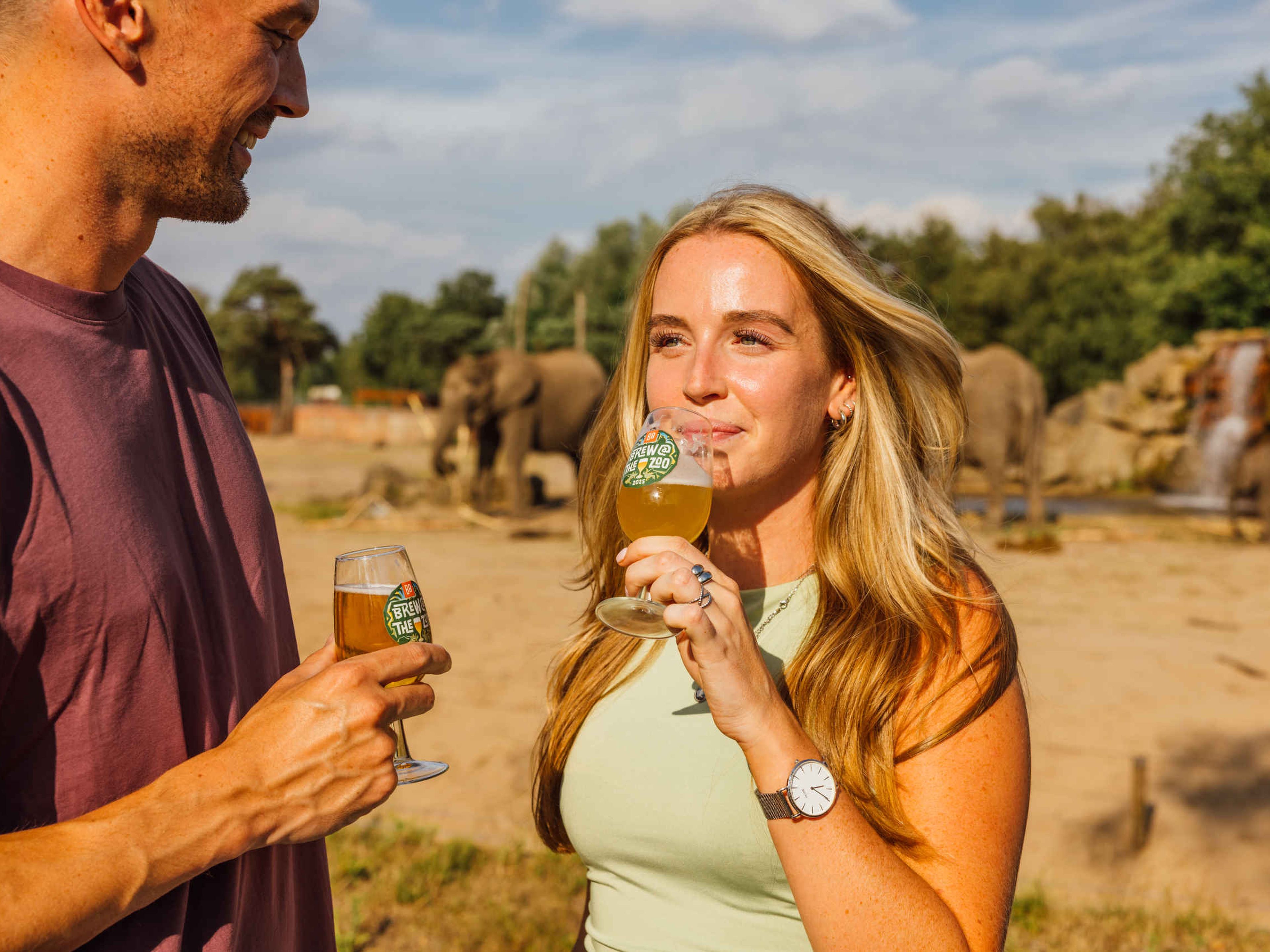 Vrouw met biertje bij de olifanten tijdens Brew @ the Zoo in Safaripark Beekse Bergen