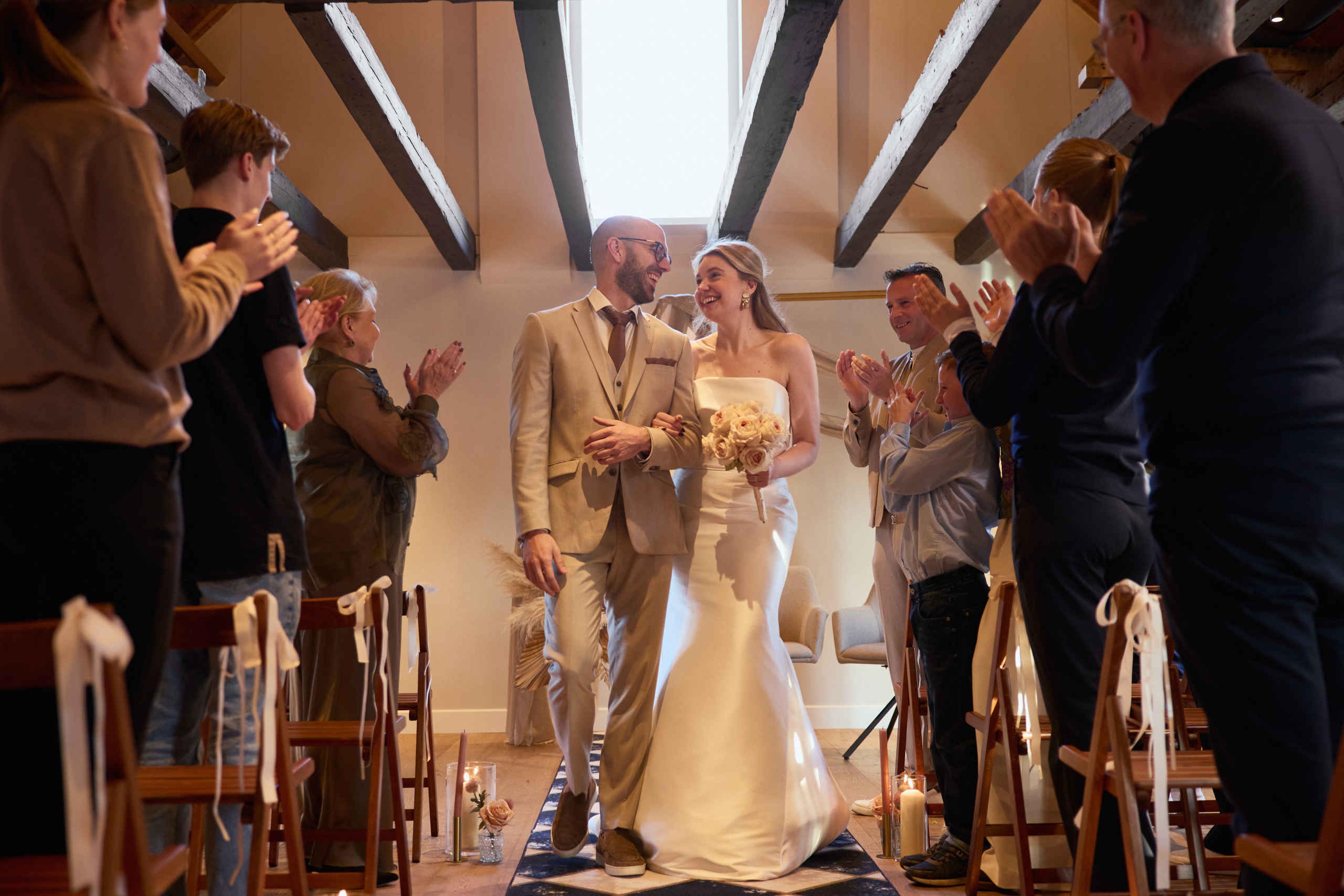 Bruiloft bruidspaar in Grand Salon in Kasteel Steenenburg