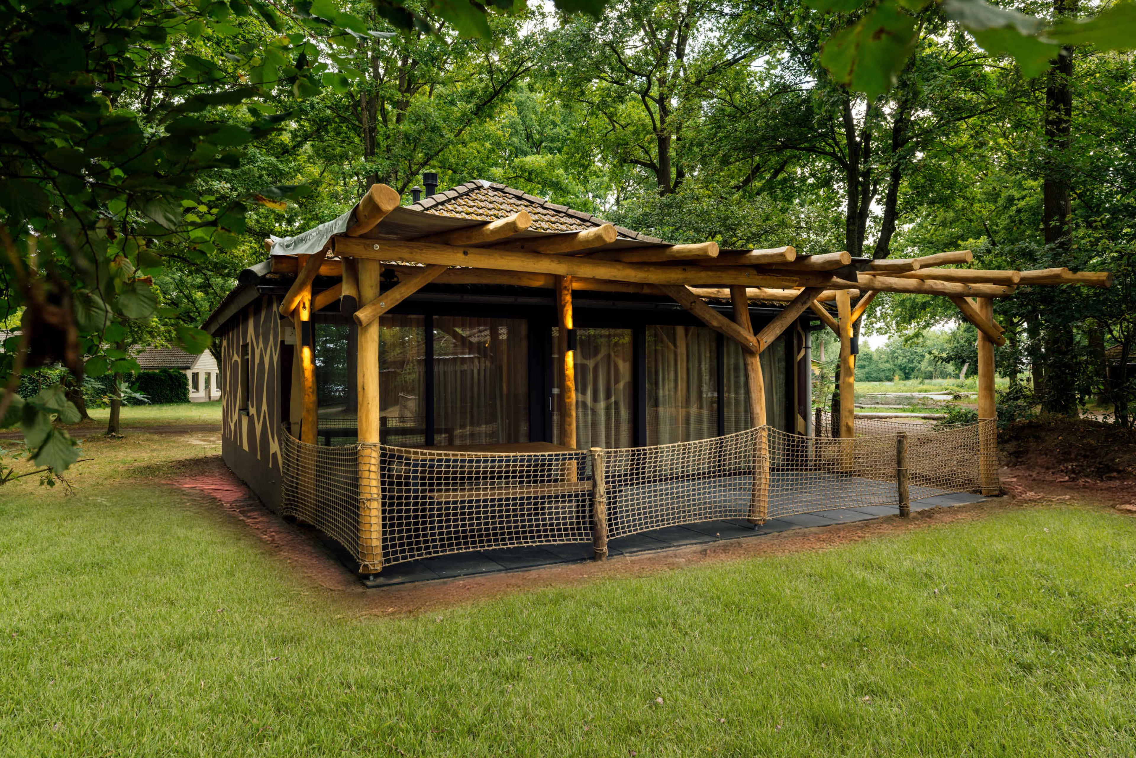 De buitenkant met het terras van de Forest Jungalow op Lake Resort Beekse Bergen.