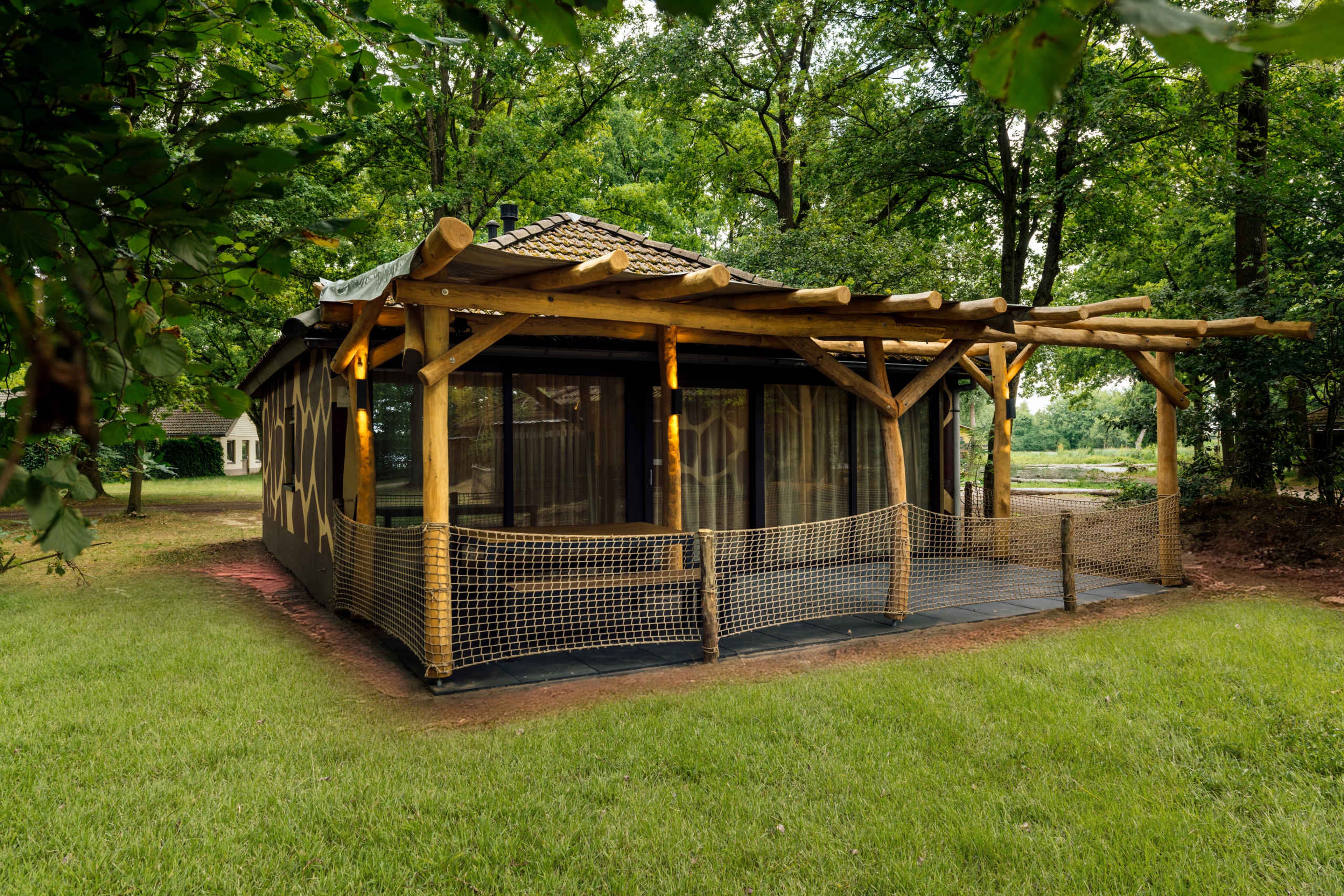 De buitenkant met het terras van de Forest Jungalow op Lake Resort Beekse Bergen.