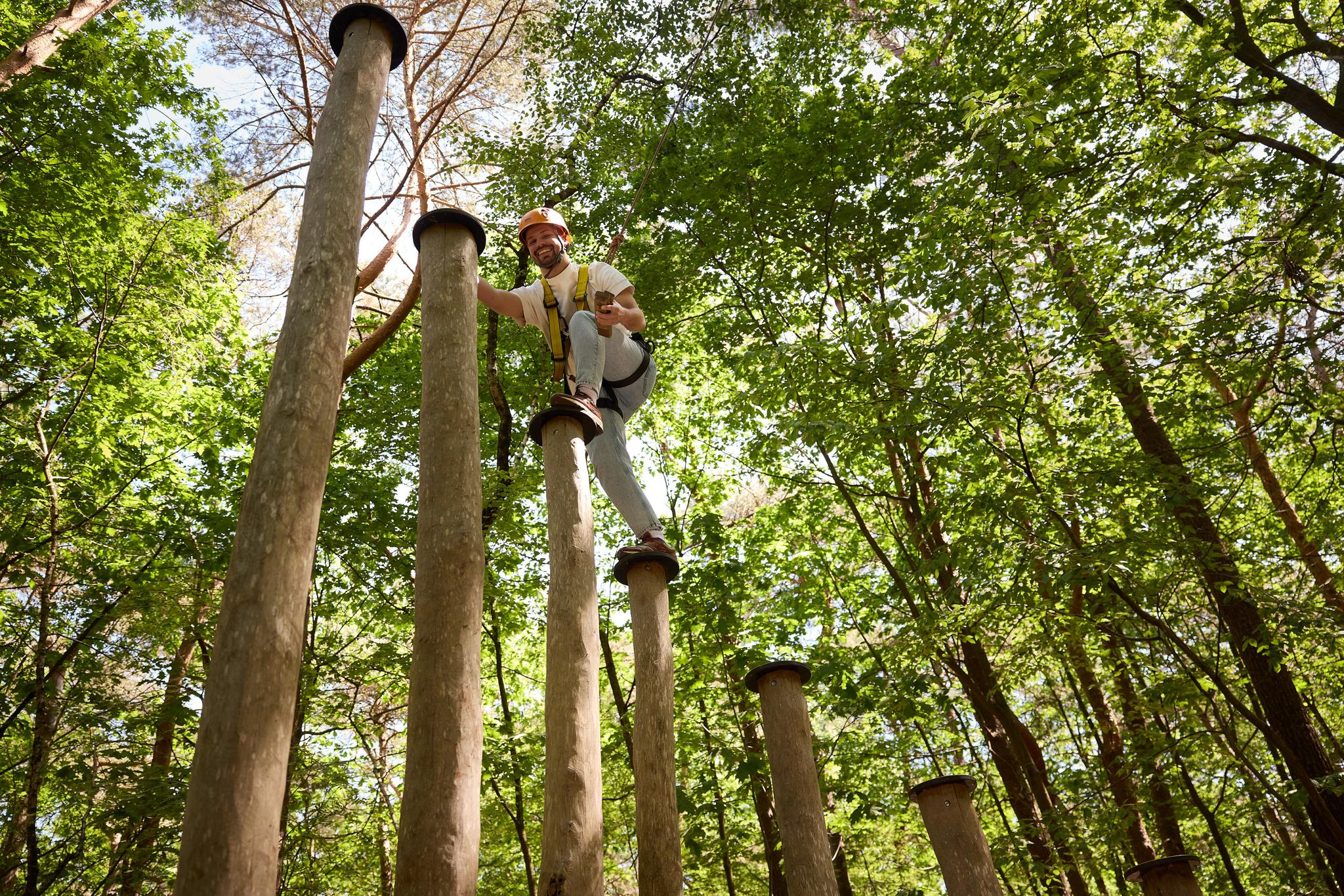 Man beklimt de pipestairs tijdens Expeditie Klimrijk bij Klimrijk Brabant