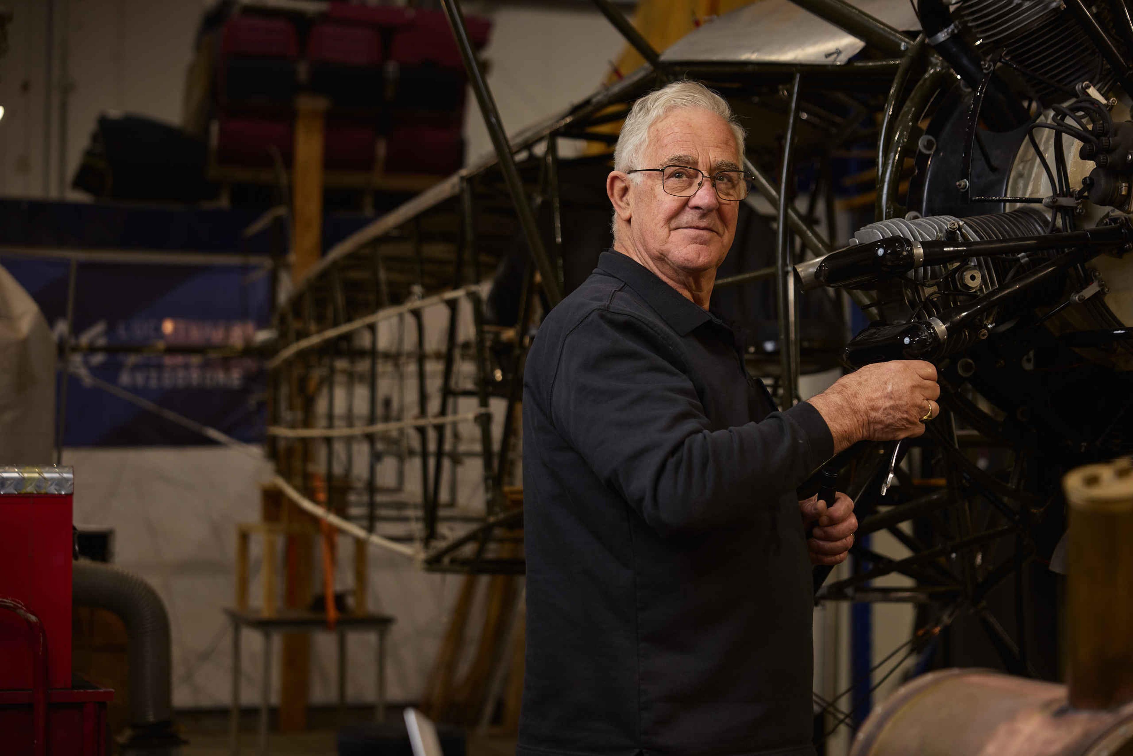 Een vrijwilliger van onderhoud bij Luchtvaartmuseum Aviodrome