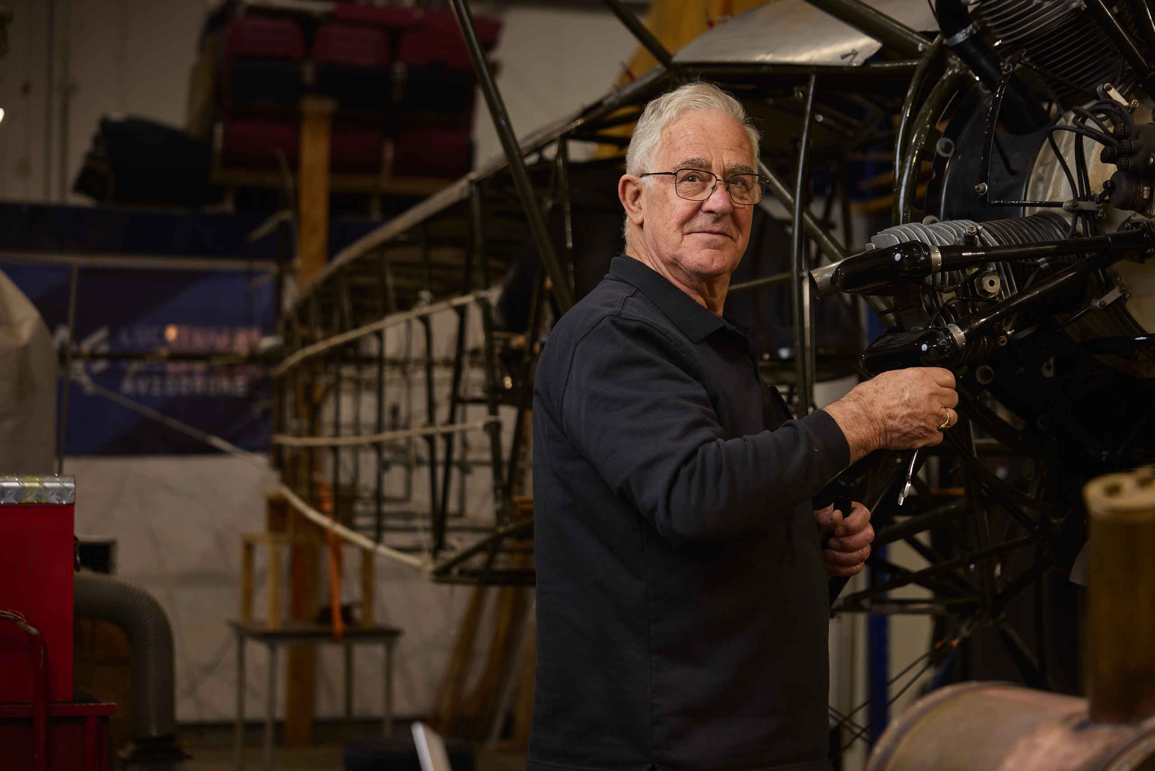 Een vrijwilliger van onderhoud bij Luchtvaartmuseum Aviodrome