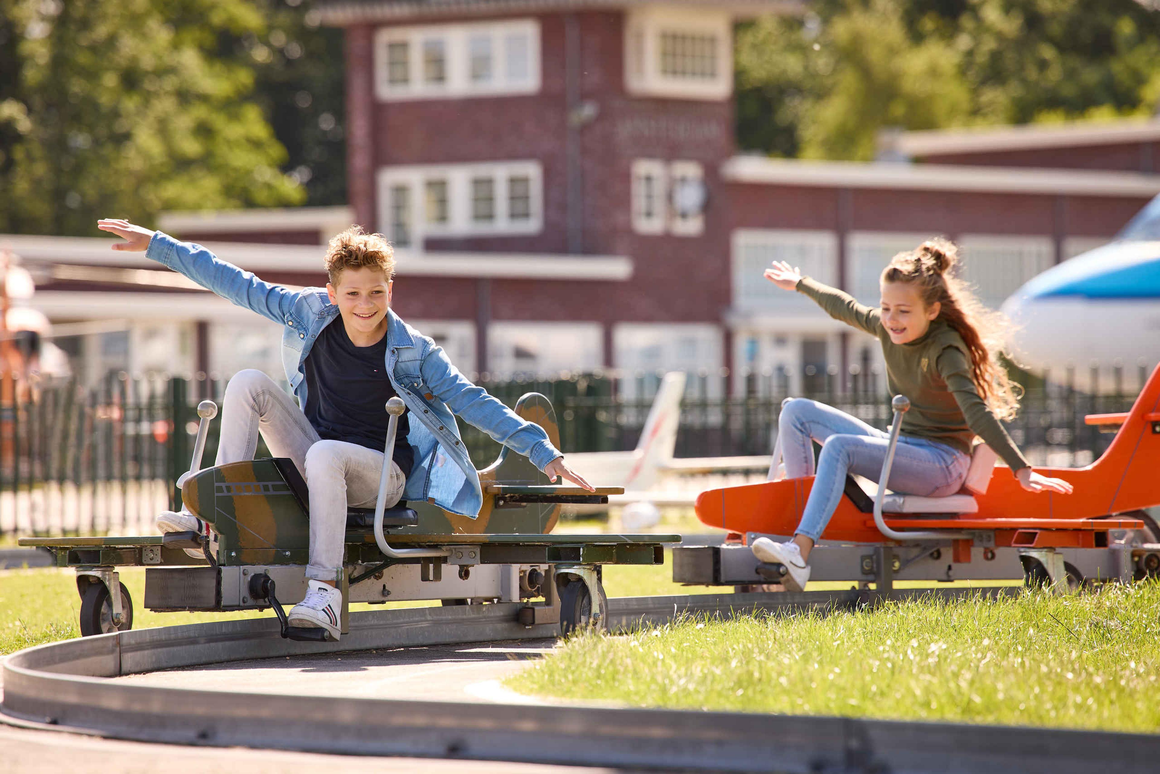 Kinderen in trapvliegtuigen in Luchtvaartmuseum Aviodrome