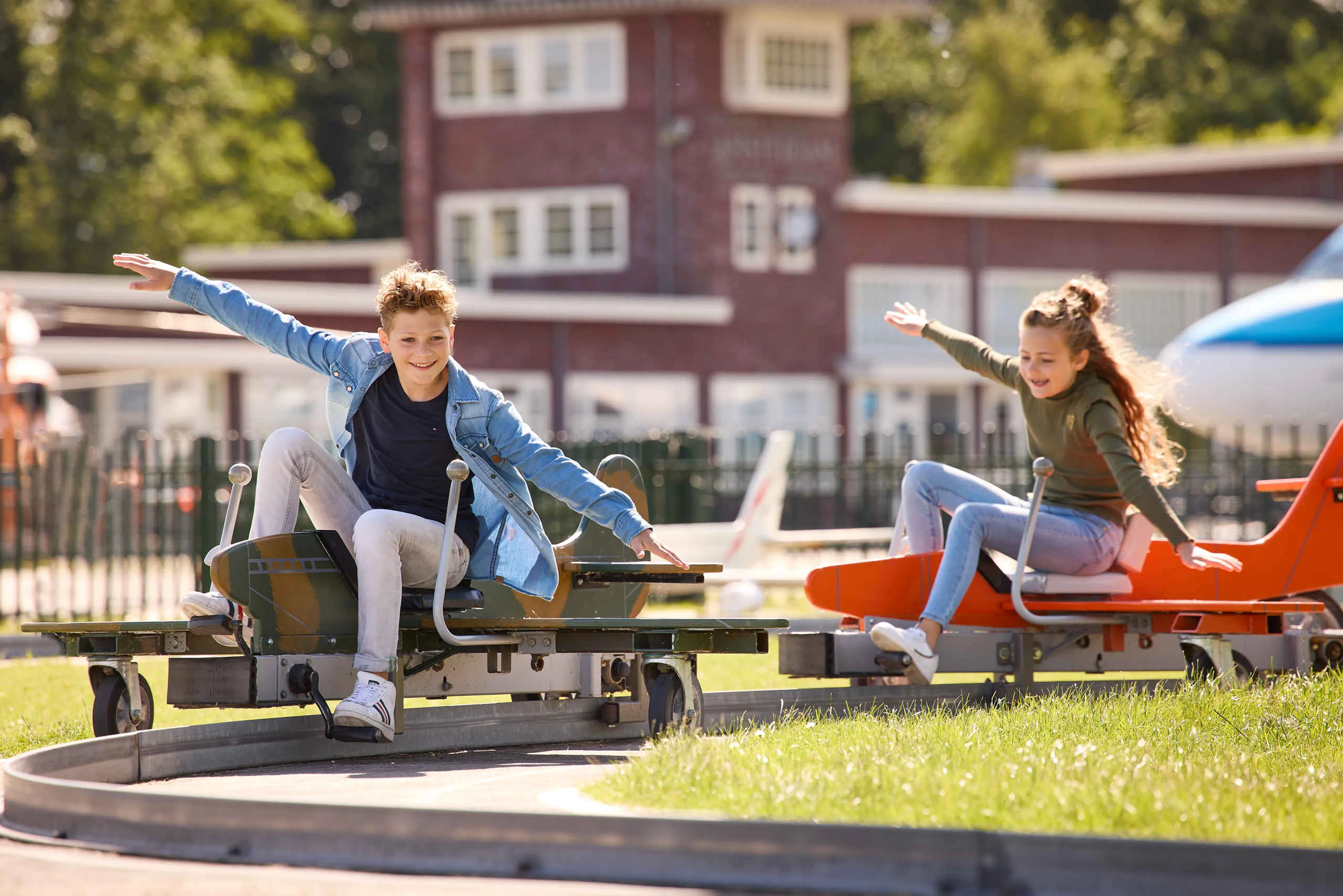 Kinderen in trapvliegtuigen in Luchtvaartmuseum Aviodrome