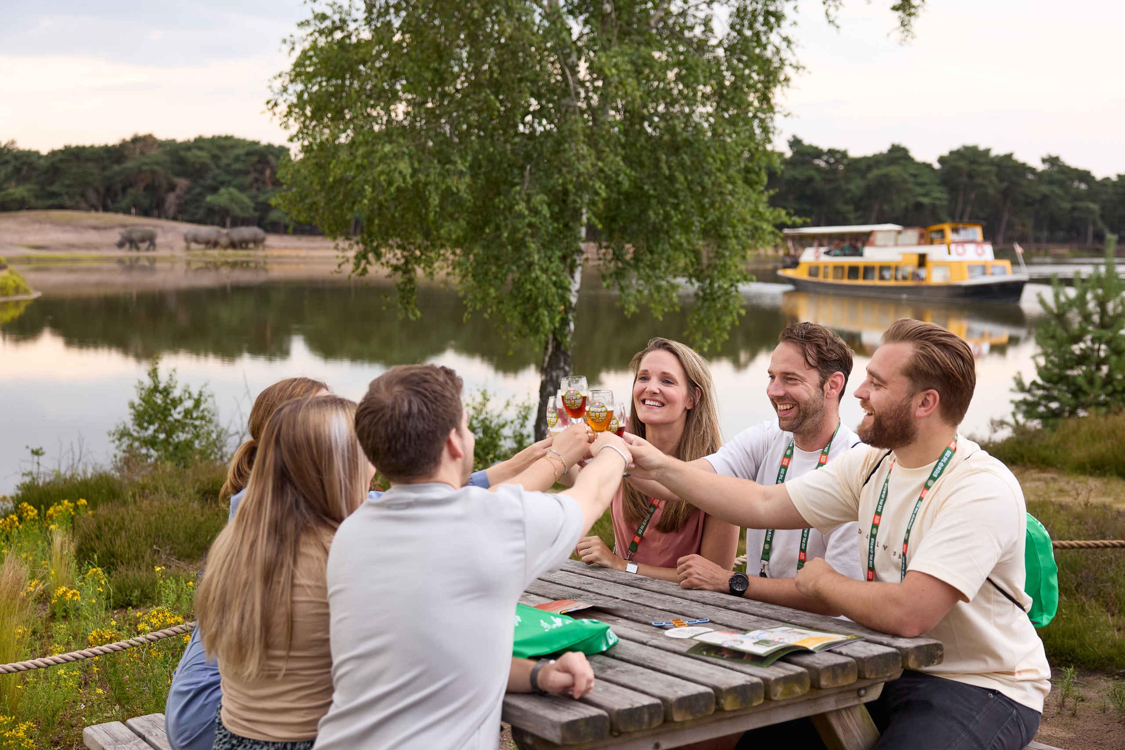 Tuintafel vriendengroep bij de neushoorns tijdens Brew@theZoo in Safaripark Beekse Bergen