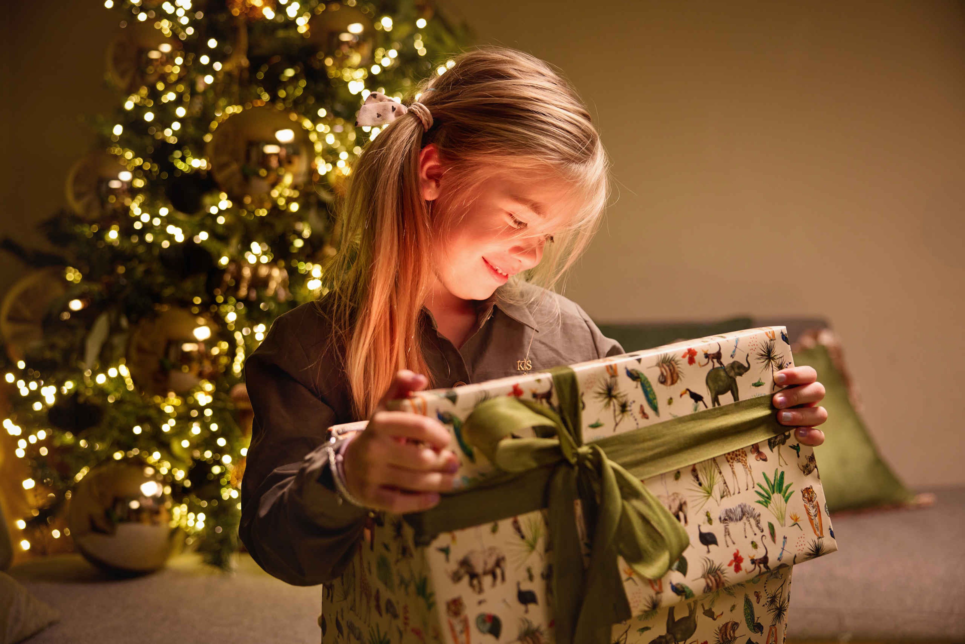 Kerst meisje heeft een cadeau bij verblijf Lake Resort en Safari Resort bij Beekse Bergen