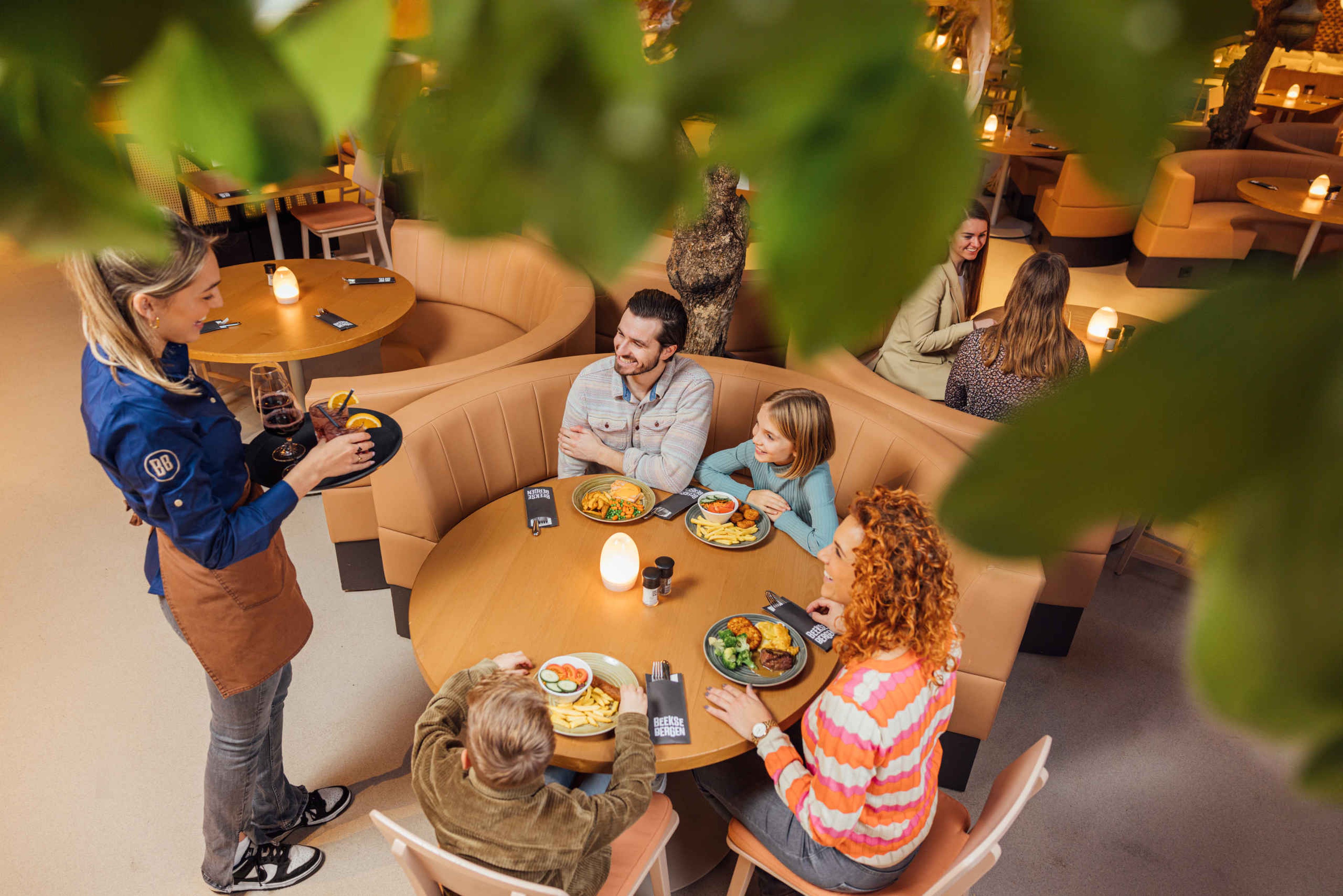 Een gezin bij het dinerbuffet van buffet en live cooking restaurant Amma in Safari Hotel Beekse Bergen.