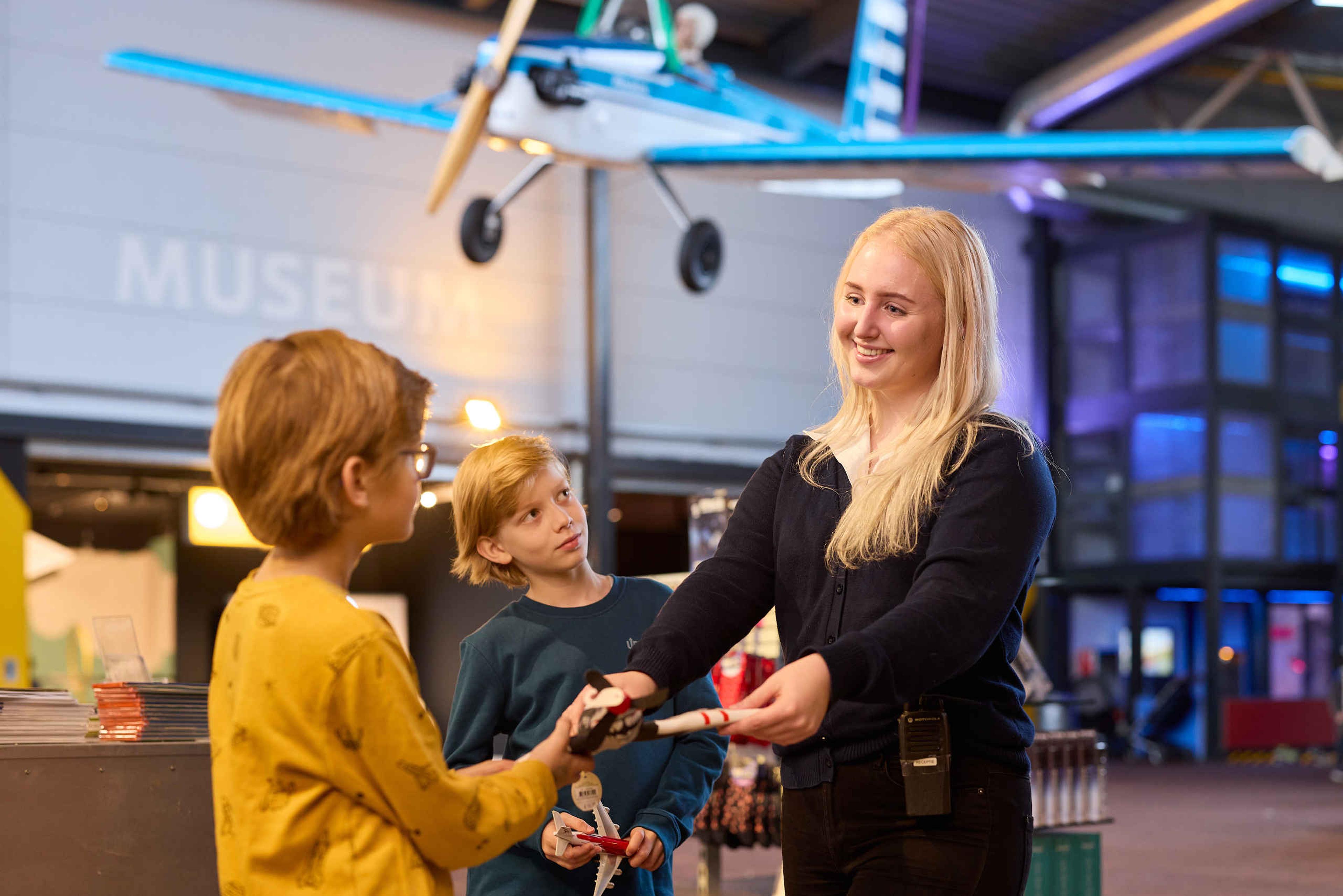Winkel medewerker met een kind in Luchtvaartmuseum Aviodrome