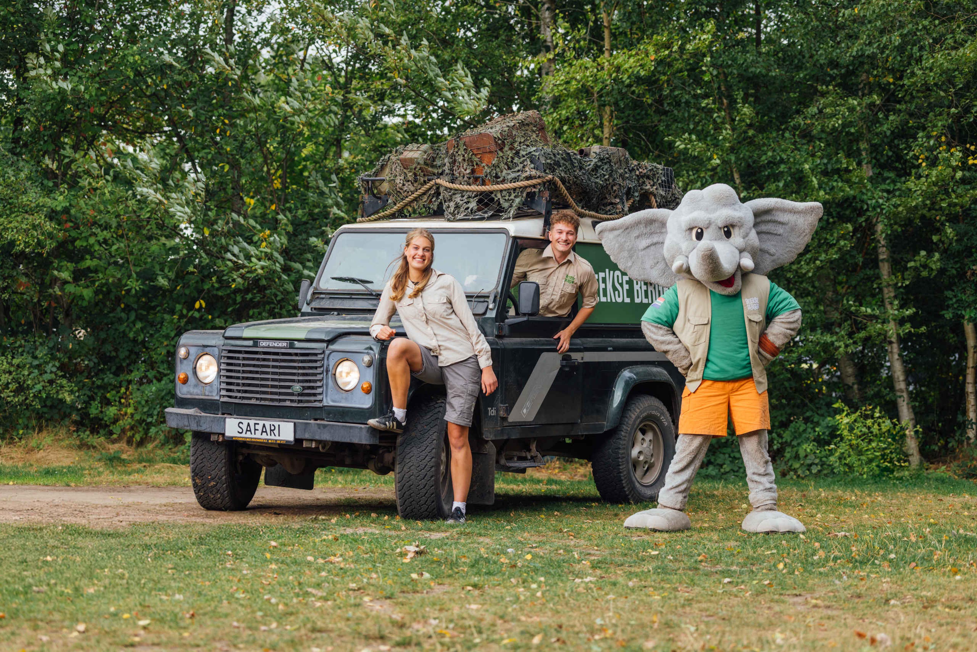De rangers met mascotte Djambo bij Beekse Bergen.
