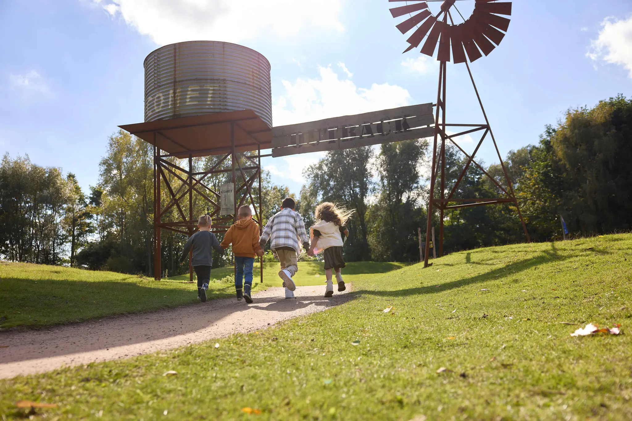 Kinderen rennen Outback ZooParc Overloon
