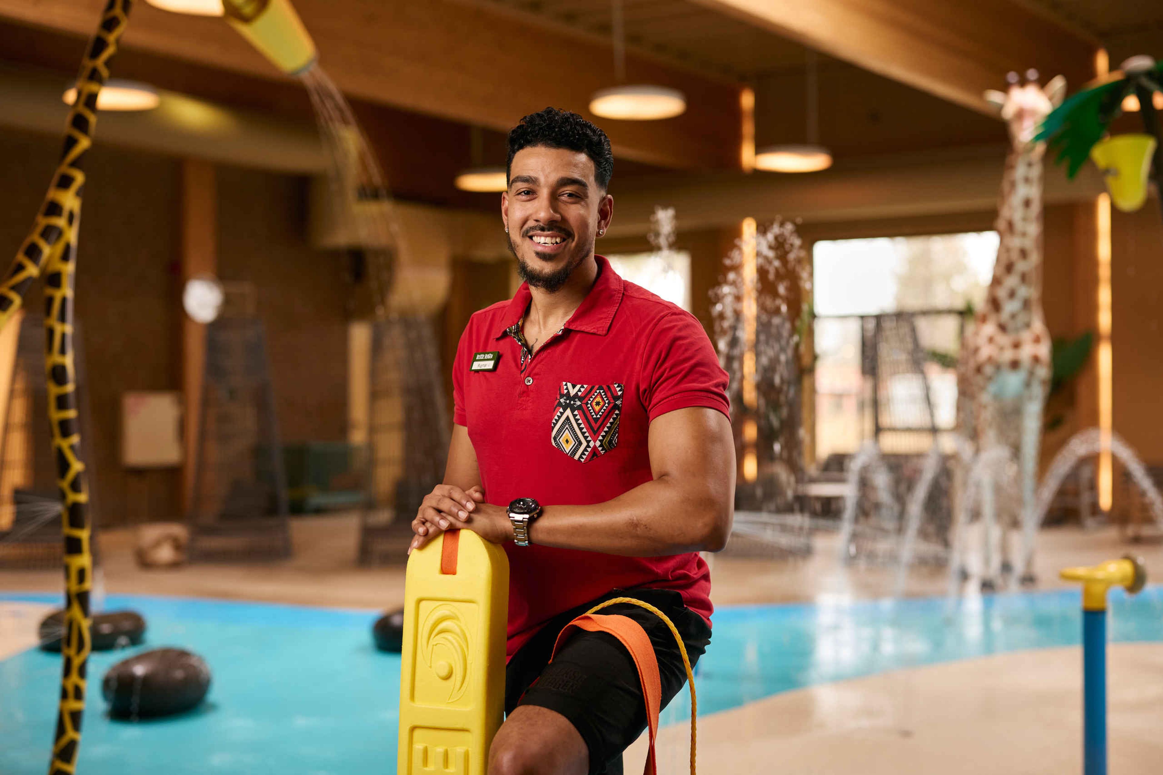 Lifeguard in het zwembad van Beekse Bergen