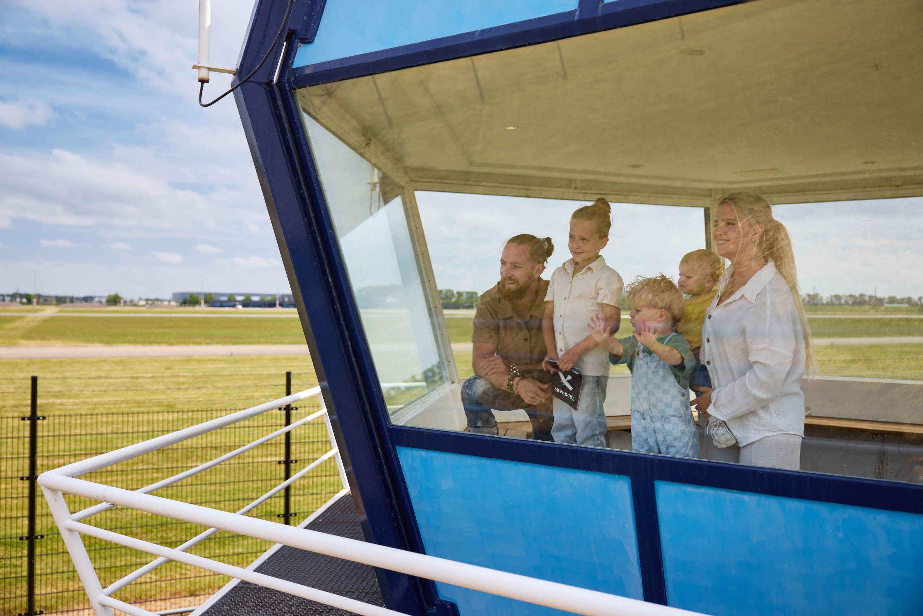Een gezin in de vliegtuigtoren van Luchtvaartmuseum Aviodrome