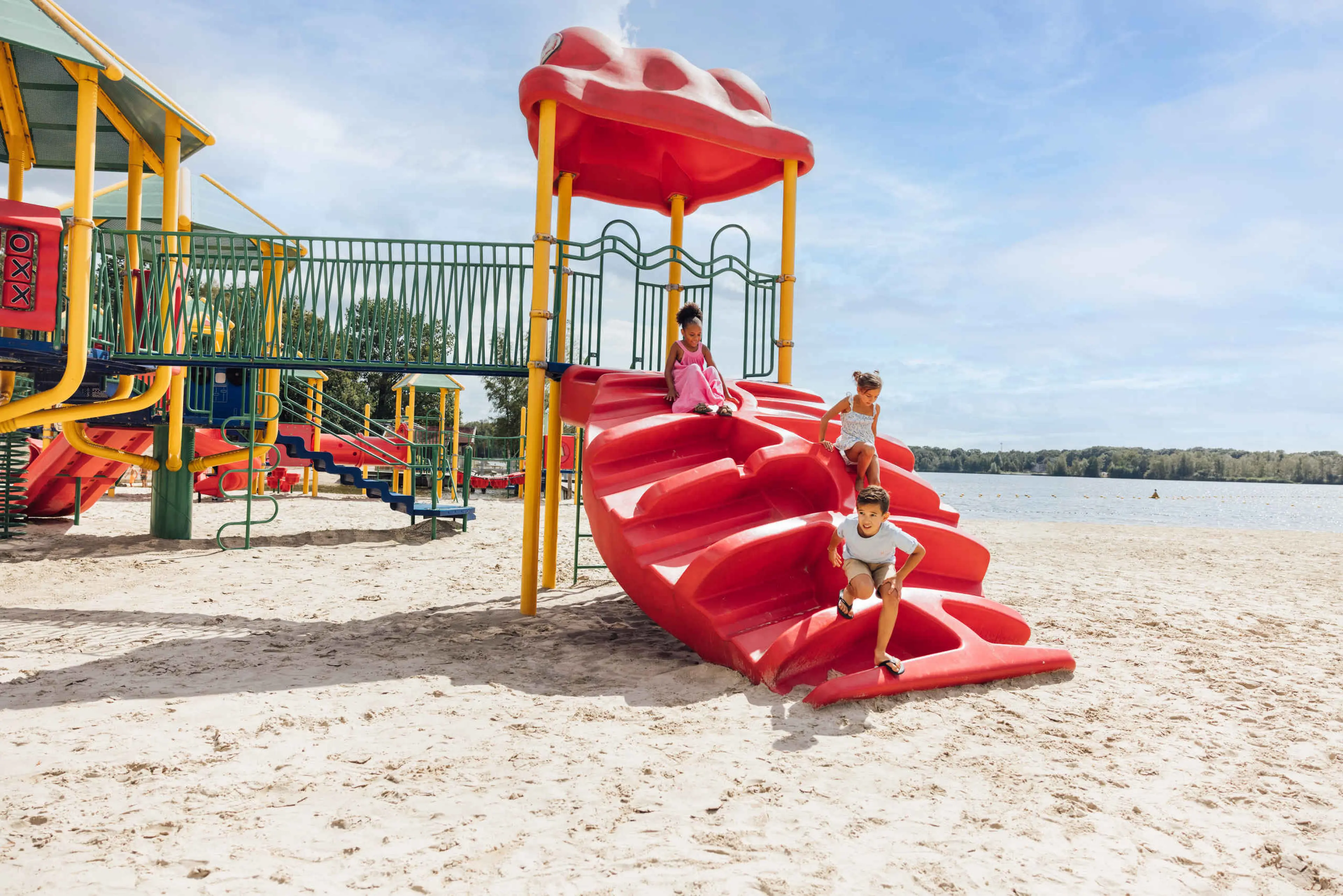 Kinderen op speeltoestel op het strand van Speelland Beekse Bergen