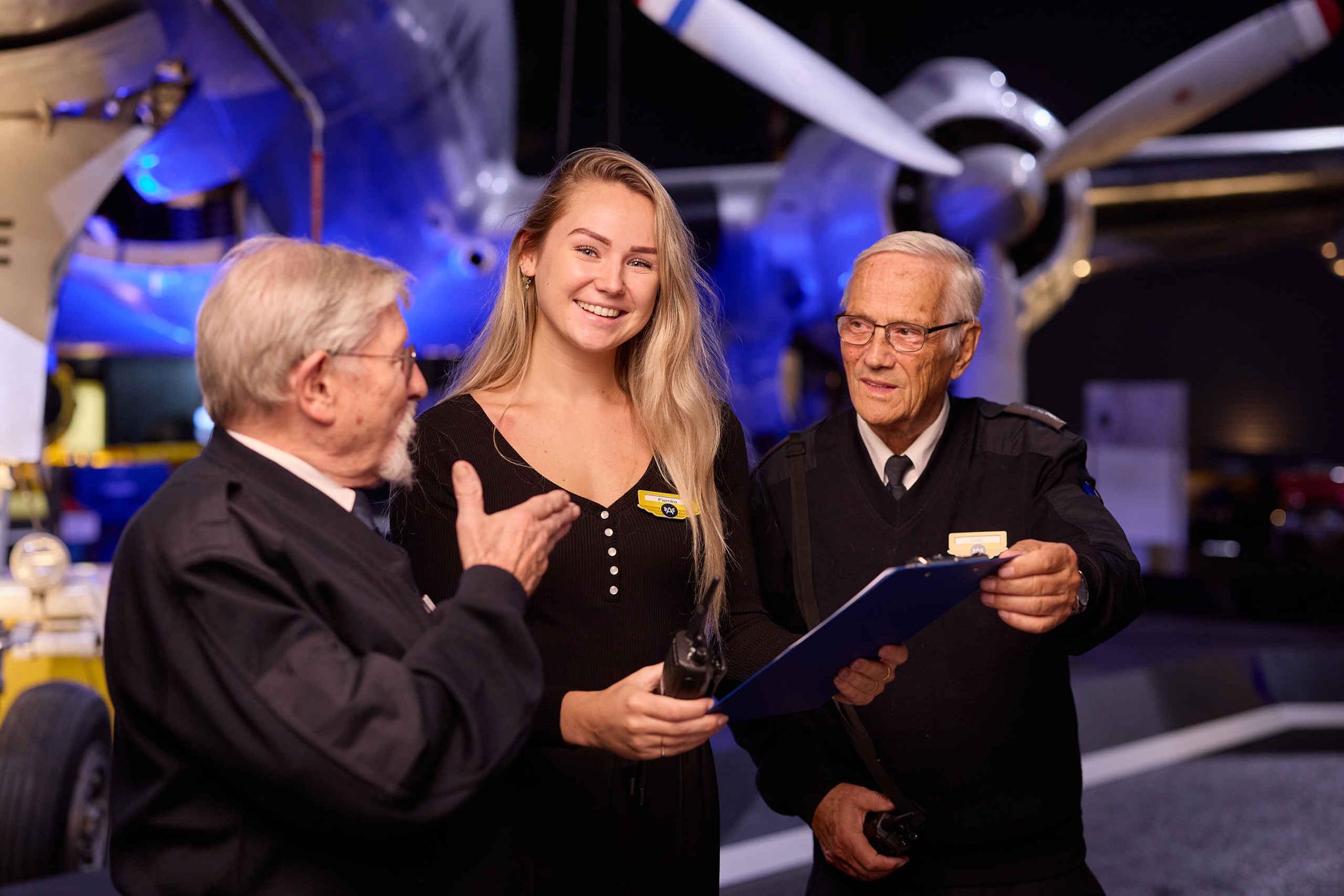 Vrijwilligers bespreken de dagplanning bij Luchtvaartmuseum Aviodrome