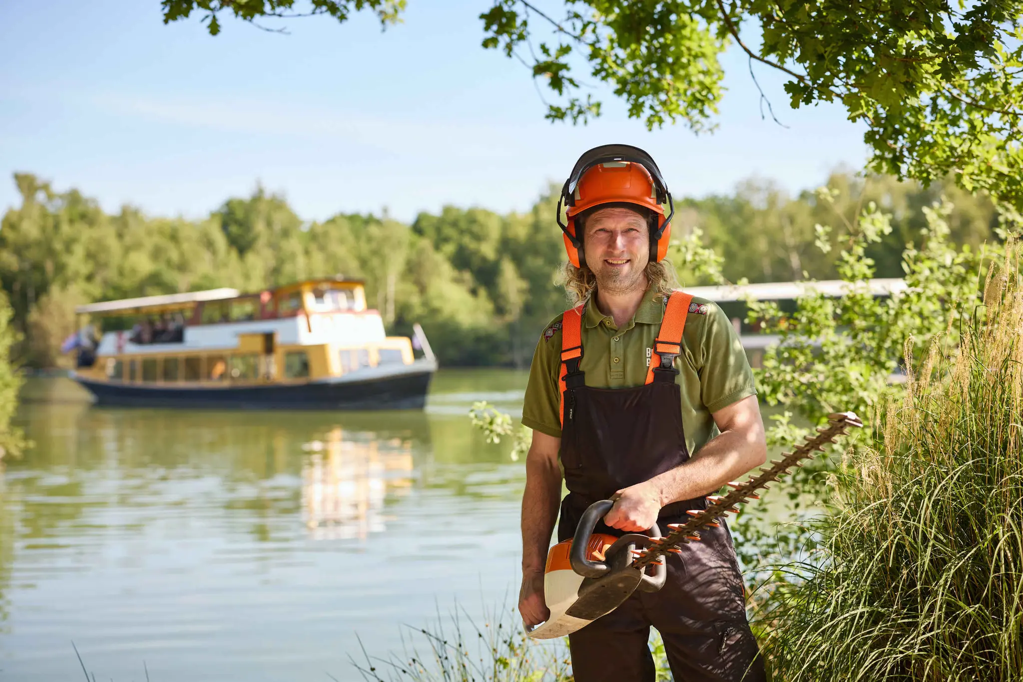Een medewerker van de facilitaire dienst bij Beekse Bergen