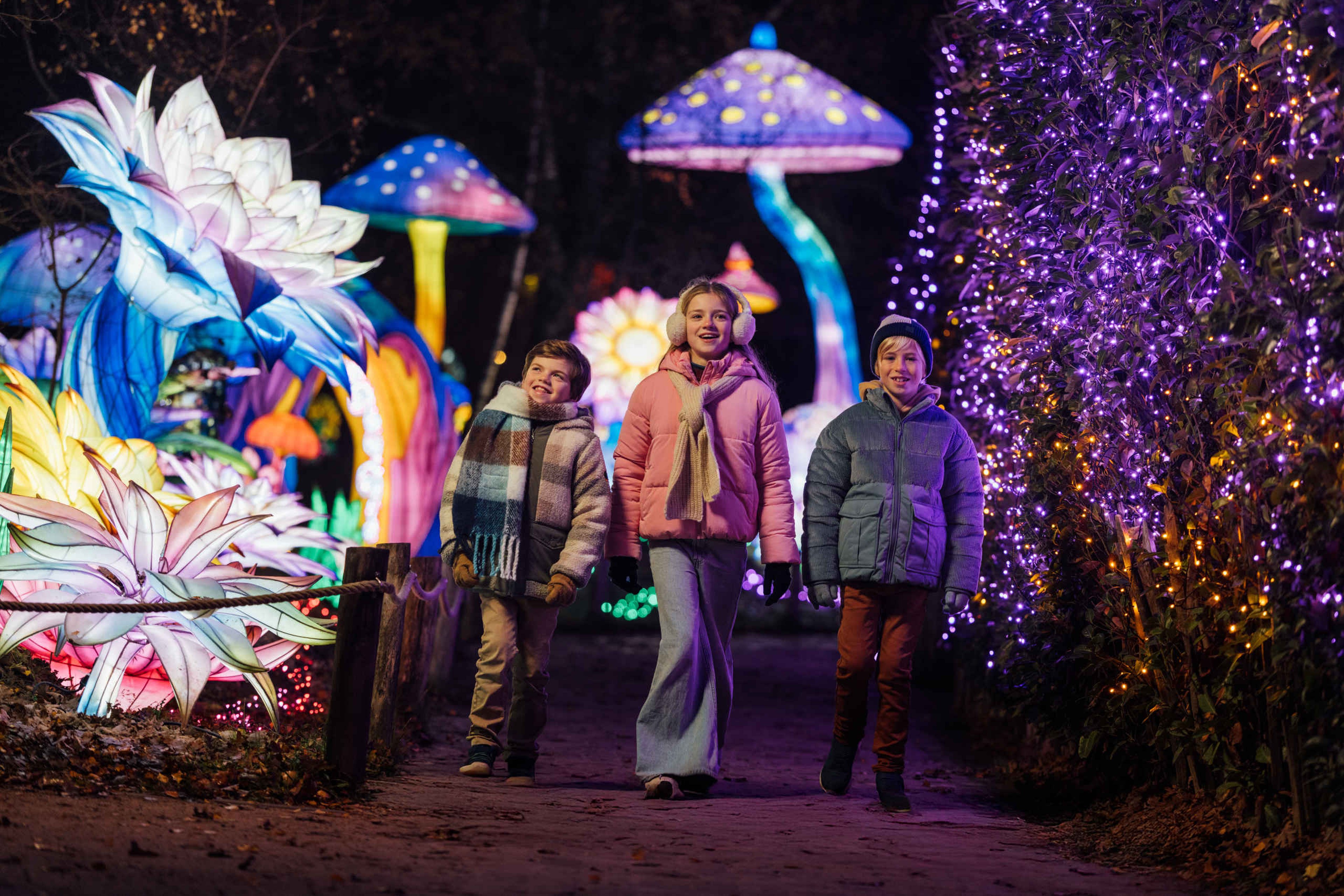 Kinderen tussen de lichtfiguren in de toekmst tijdens Light Safari Beekse Bergen