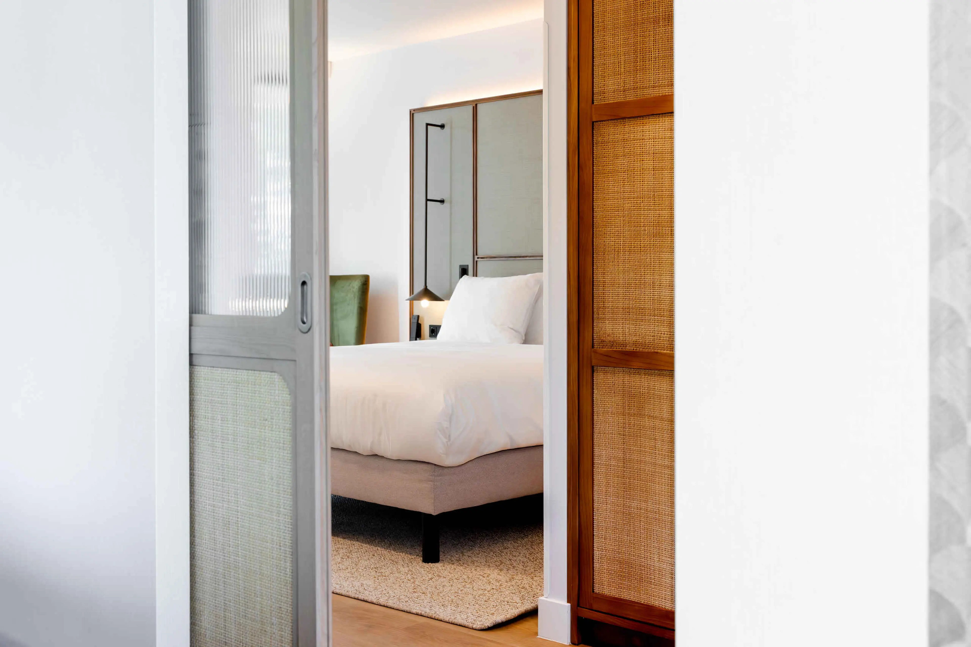 Doorkijk van een close-up van het bed in Senior Suite in hotel Kasteel Steenenburg