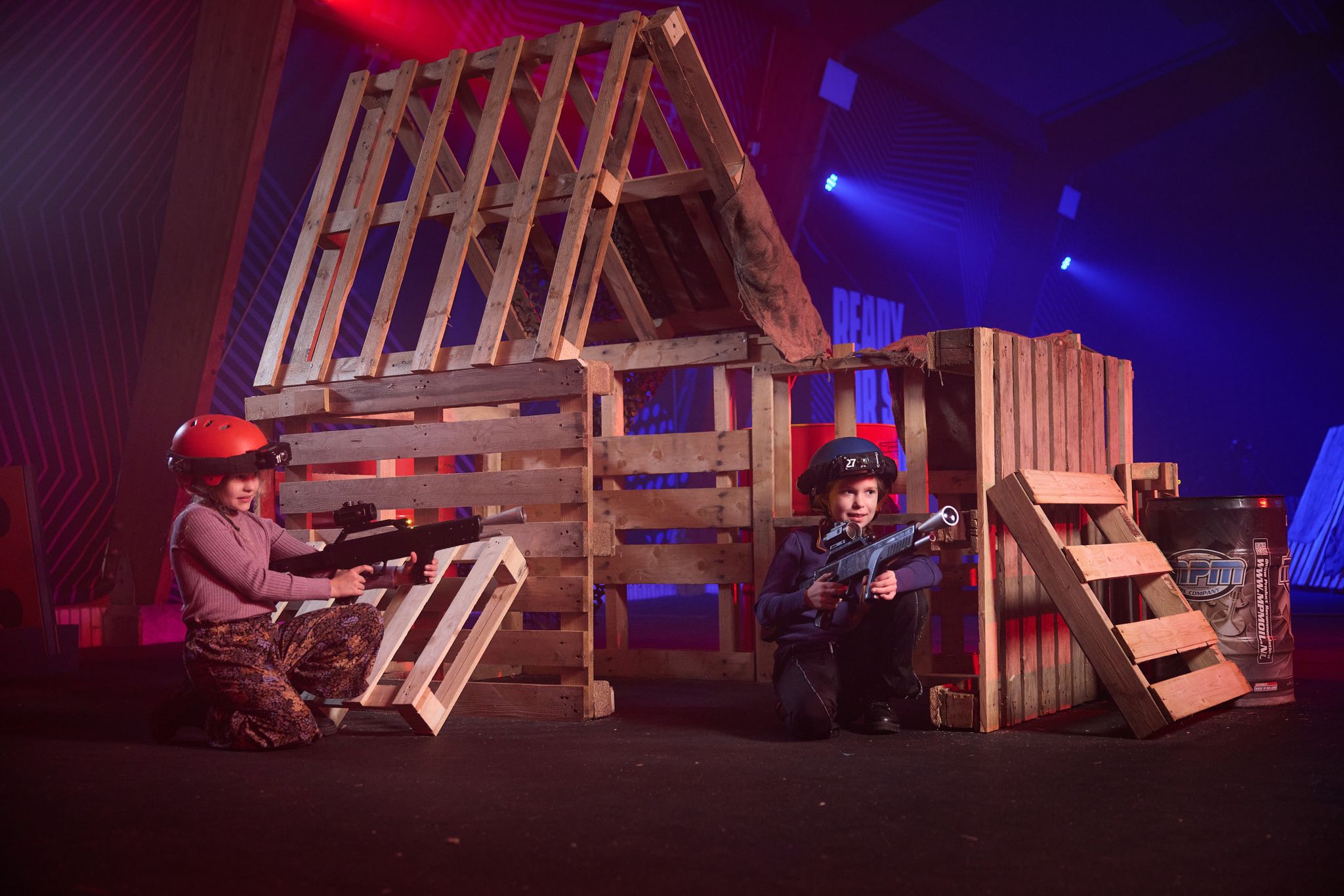 Kinderen aan het indoor lasergamen in de Battle Arena van Klimrijk Brabant