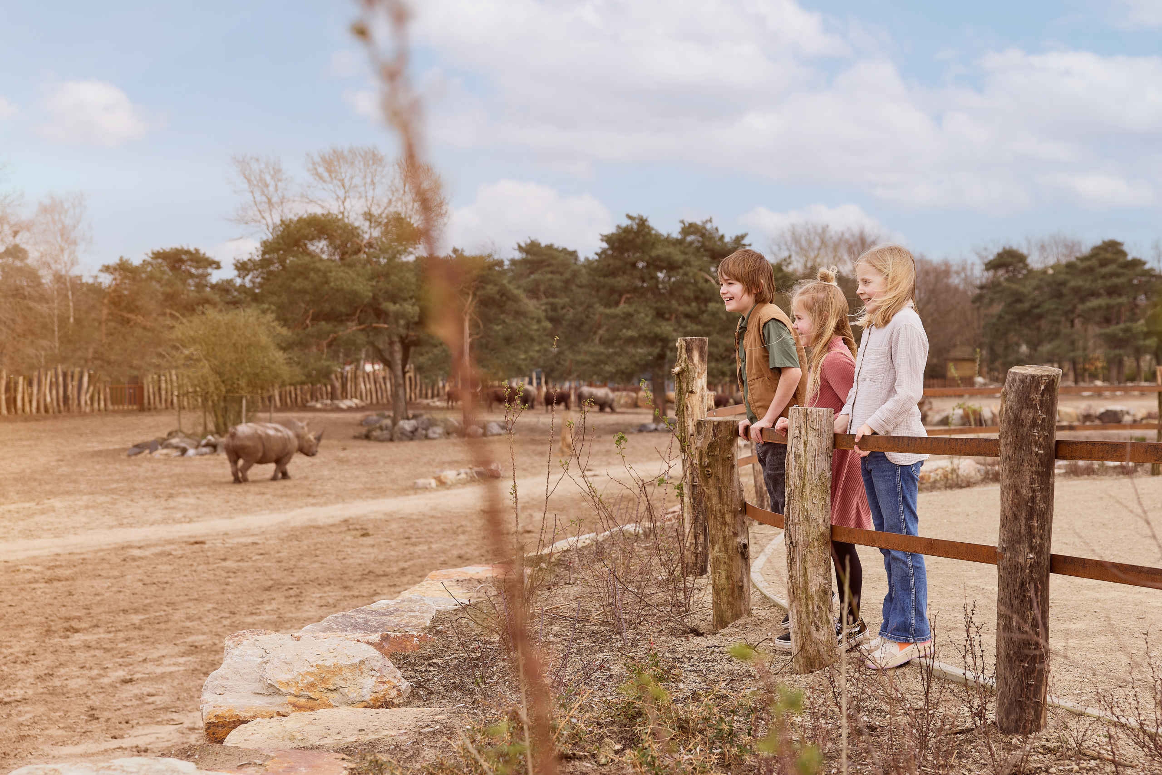 Kinderen bij neushoorn tijdens kinderfeestje in Safaripark Beekse Bergen