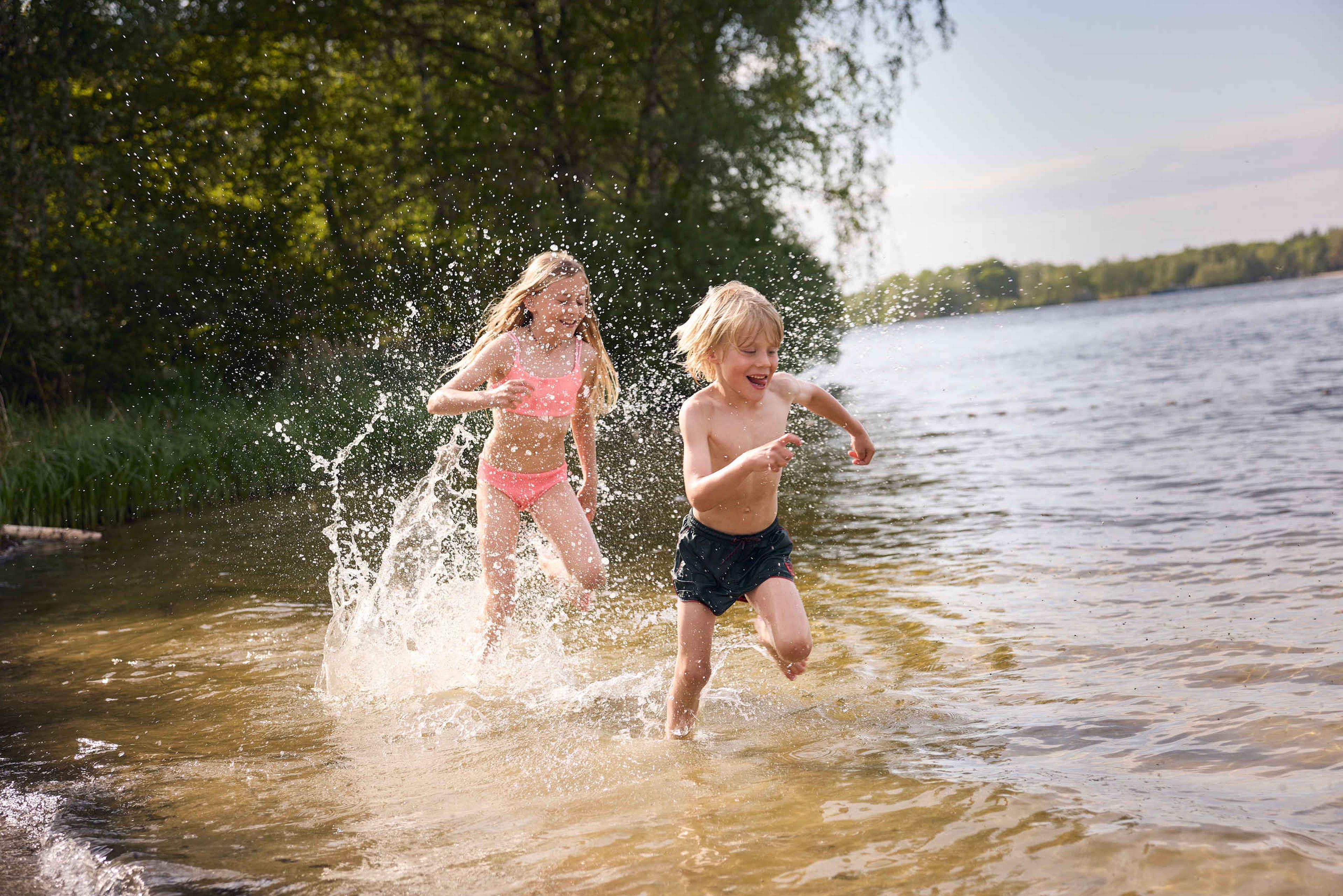 Kinderen aan het zwemmen en spelen in het Victoriameer bij Lake Resort Beekse Bergen