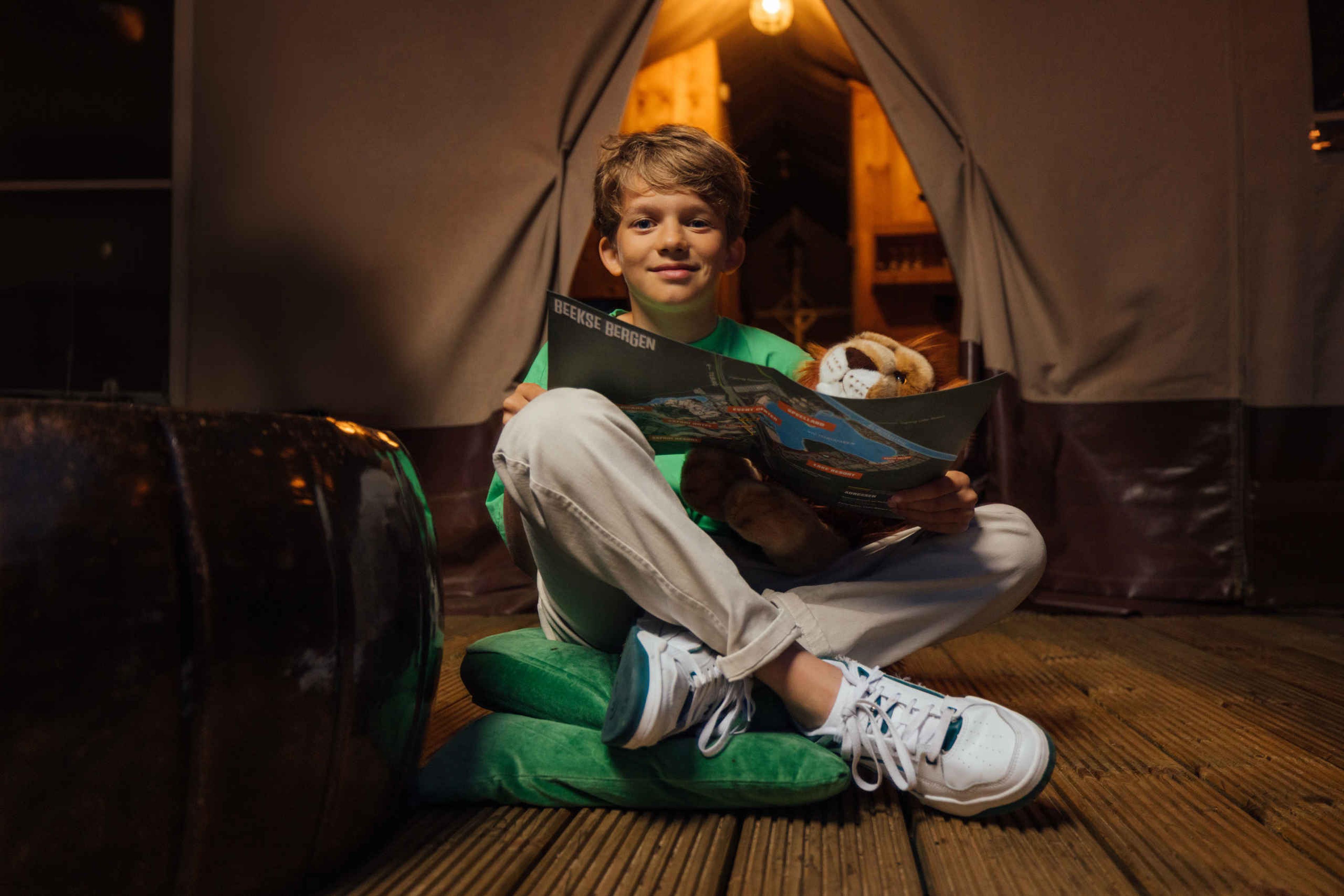 Jongen met plattegrond bij tent in Lake Resort Beekse Bergen