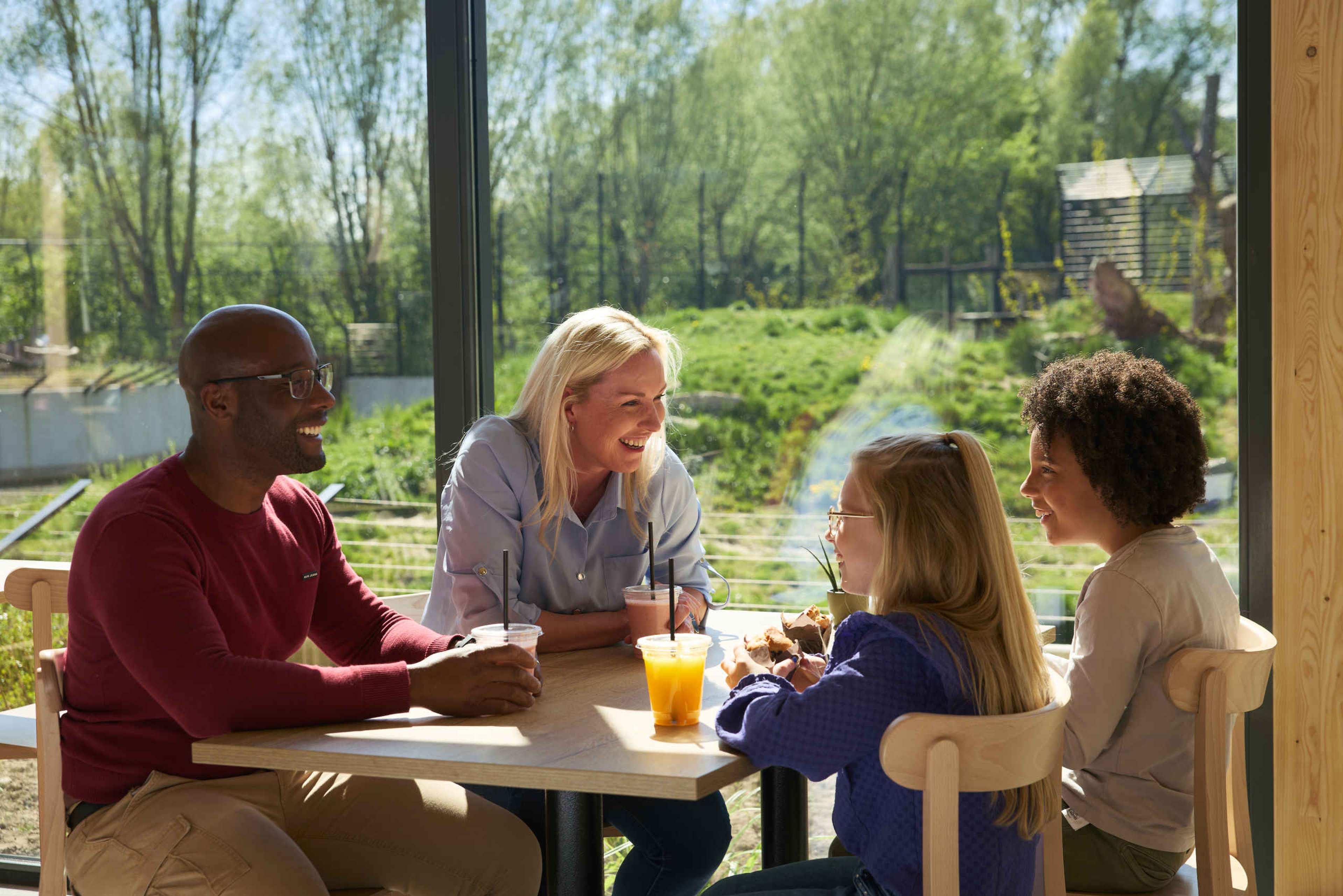 Een gezin tijdens een lunch in restaurant de waterplaats in Eindhoven Zoo